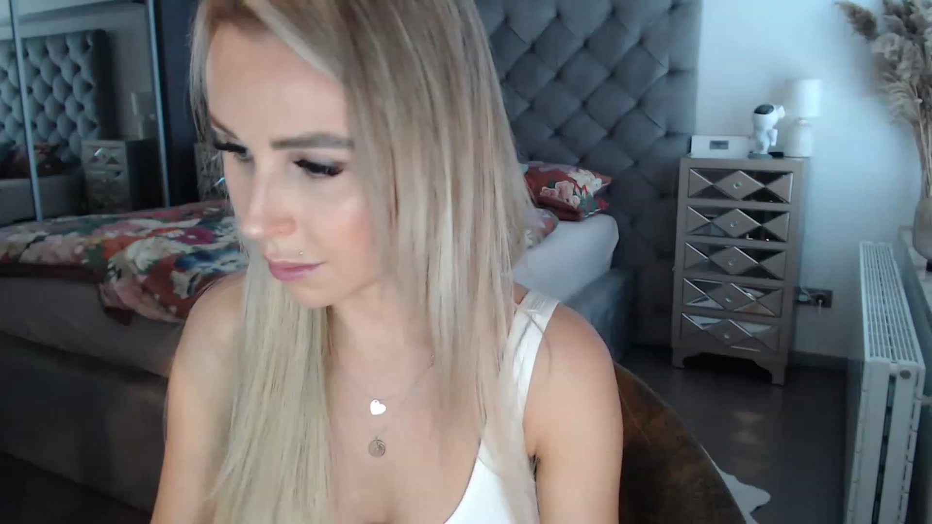 Gallery image thumbnail from CocoMia's myfreecams stream on, 04/19/2023, 12:35 image 6 of 20