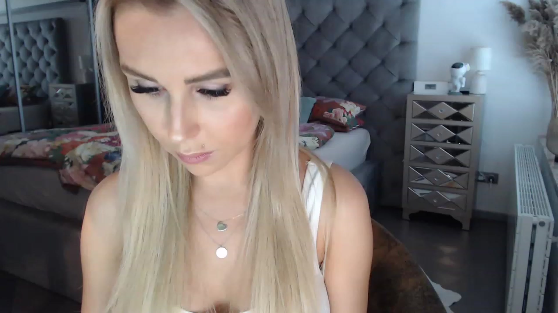 Gallery image thumbnail from CocoMia's myfreecams stream on, 04/19/2023, 12:35 image 4 of 20