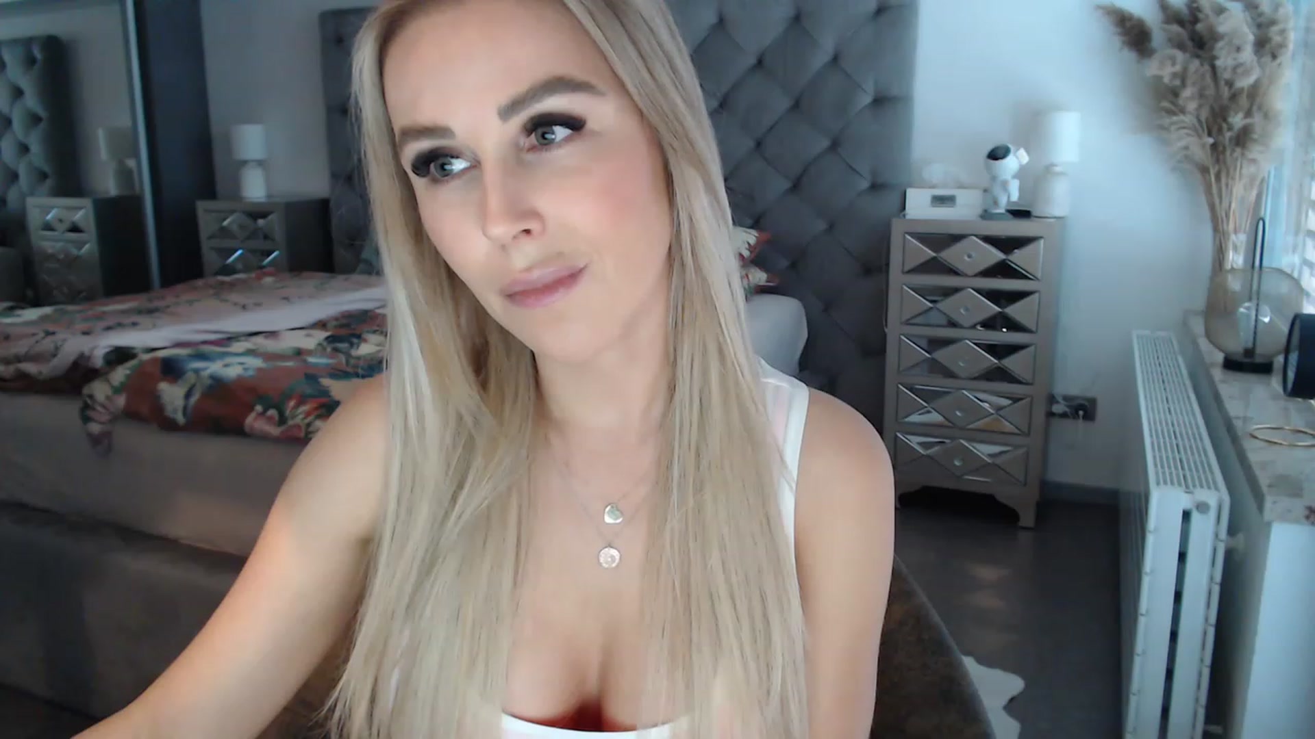 Gallery image thumbnail from CocoMia's myfreecams stream on, 04/21/2023, 12:30 image 11 of 20