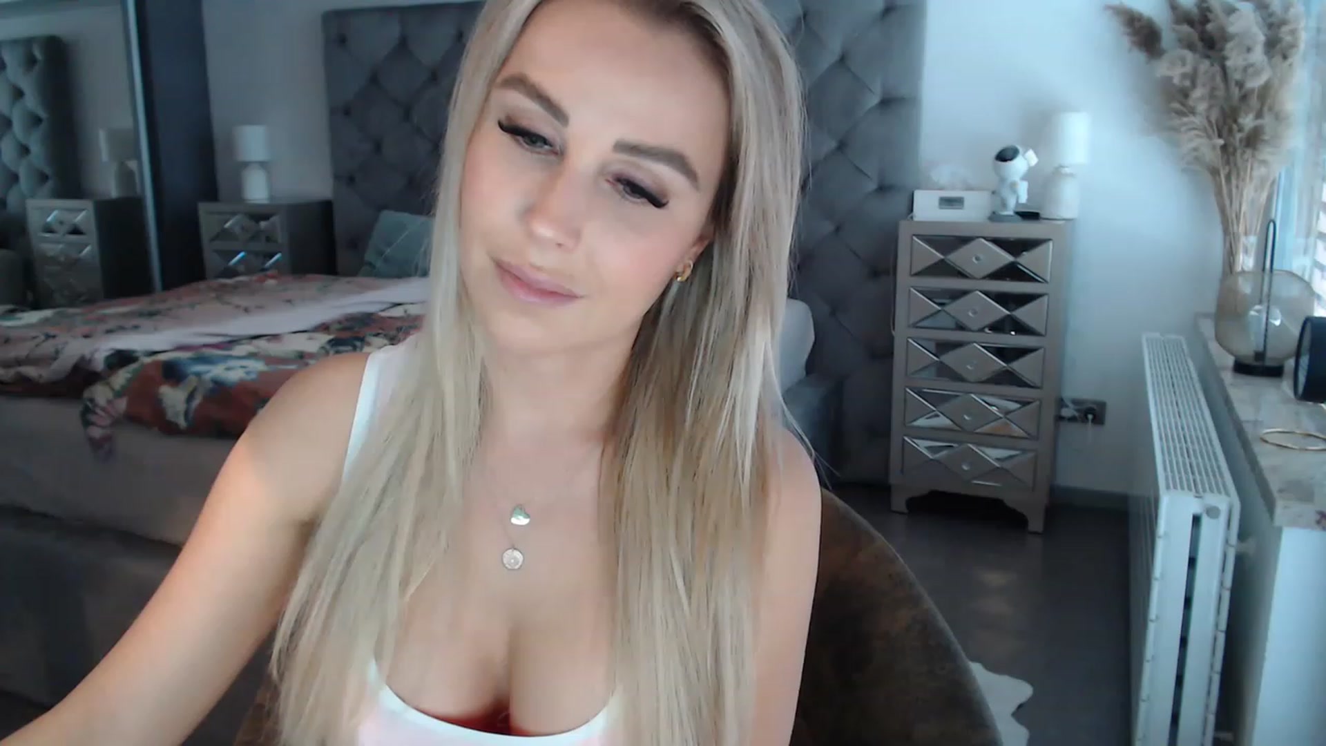 Gallery image thumbnail from CocoMia's myfreecams stream on, 04/21/2023, 12:30 image 12 of 20