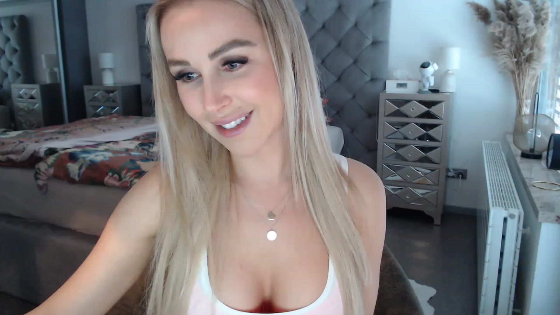 Gallery image thumbnail from CocoMia's myfreecams stream on, 04/21/2023, 12:30 image 13 of 20