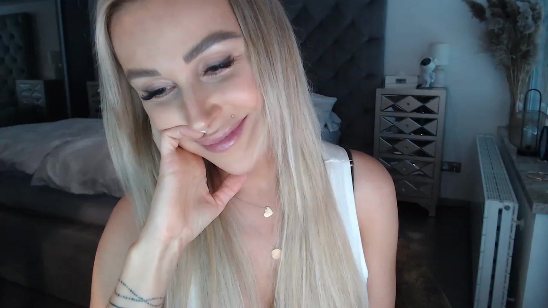 Gallery image thumbnail from CocoMia's myfreecams stream on, 06/06/2023, 12:34 image 13 of 20