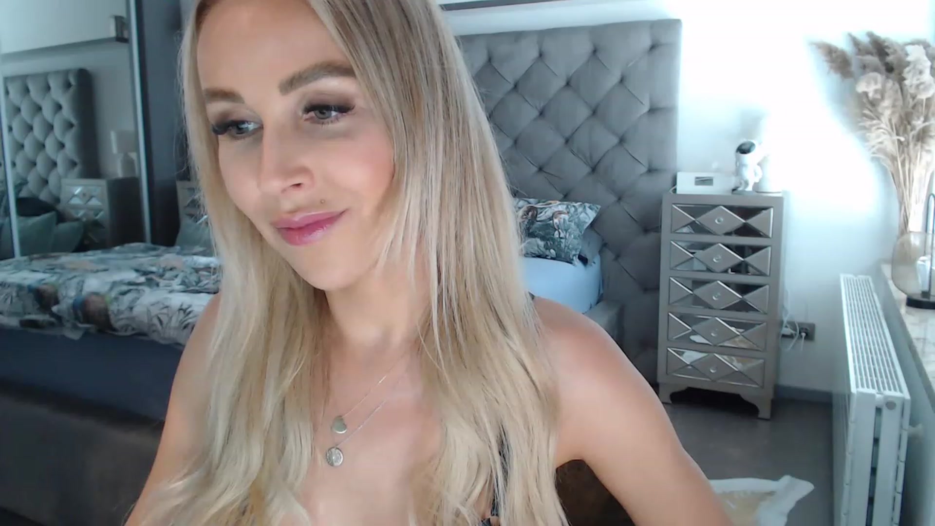 Gallery image thumbnail from CocoMia's myfreecams stream on, 06/21/2023, 12:37 image 5 of 20