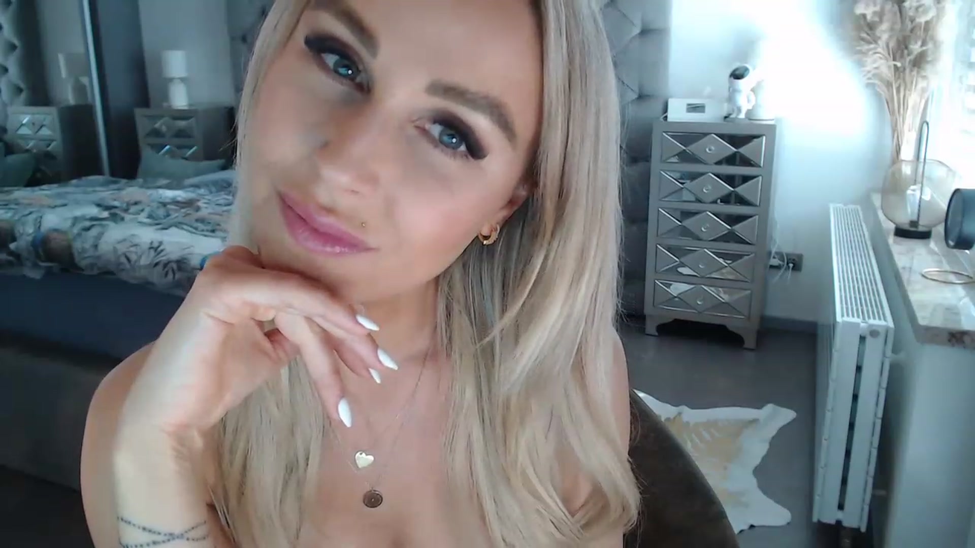 Gallery image thumbnail from CocoMia's myfreecams stream on, 06/21/2023, 12:37 image 20 of 20