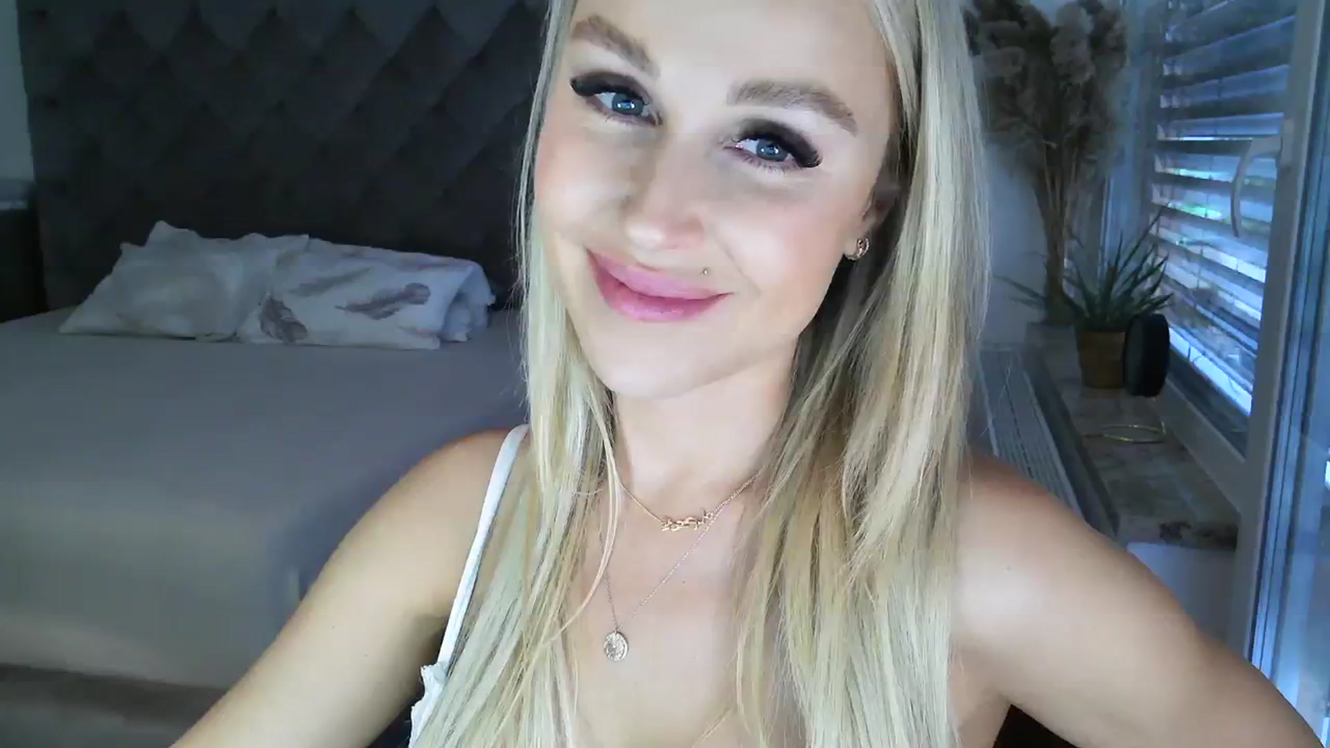 Gallery image thumbnail from CocoMia's myfreecams stream on, 11/15/2023, 13:41 image 18 of 20