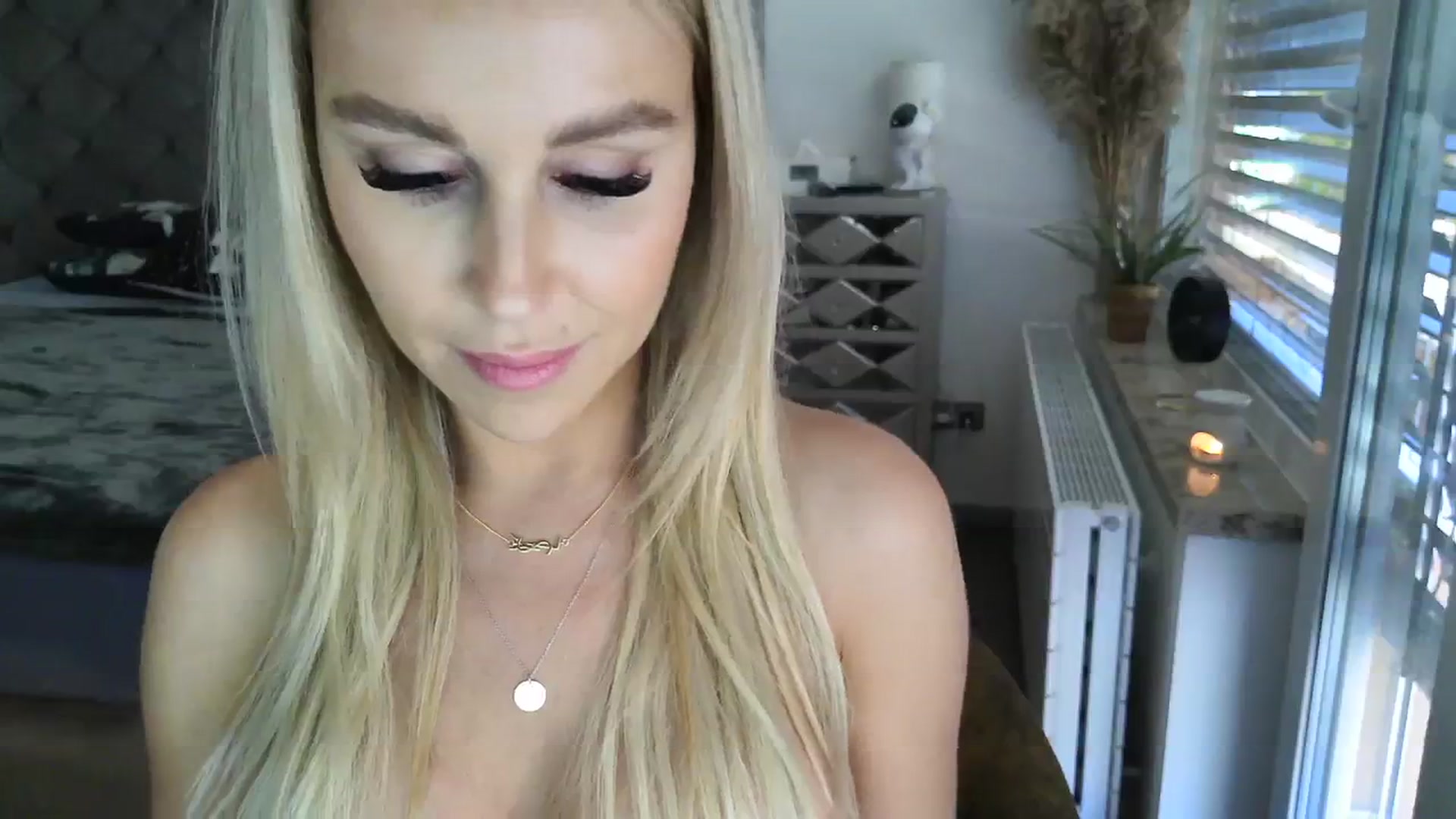Gallery image thumbnail from CocoMia's myfreecams stream on, 12/18/2023, 13:48 image 9 of 20