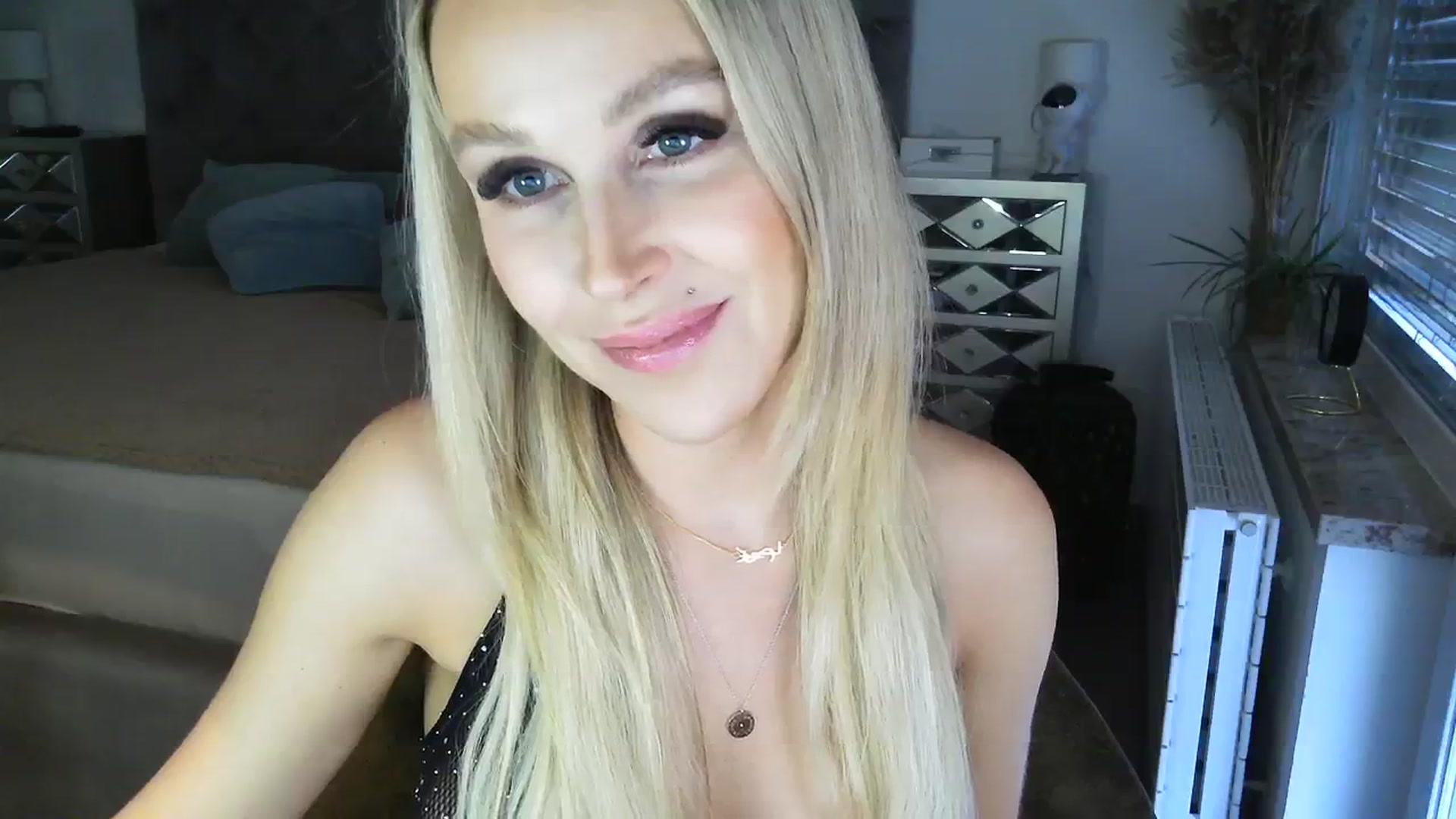 Gallery image thumbnail from CocoMia's myfreecams stream on, 02/01/2024, 13:36 image 7 of 20
