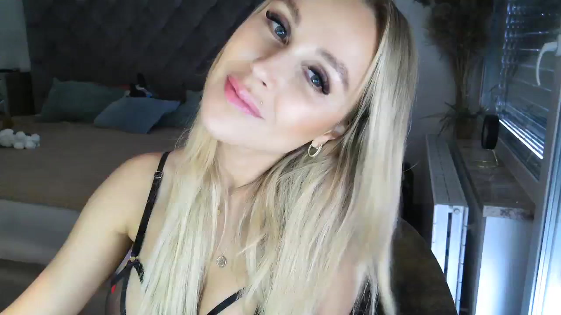 Gallery image thumbnail from CocoMia's myfreecams stream on, 02/12/2024, 13:40 image 4 of 20