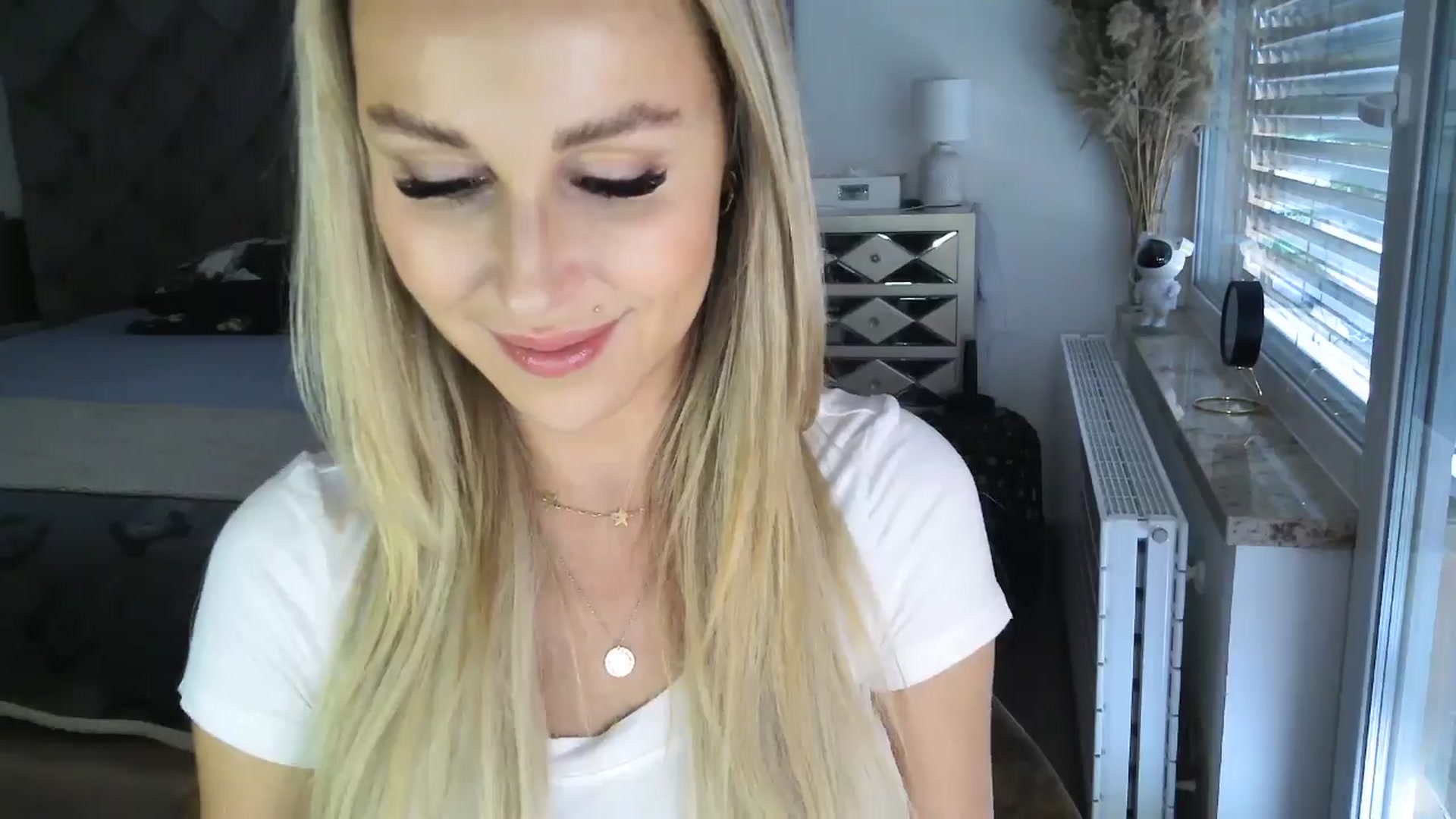 Gallery image thumbnail from CocoMia's myfreecams stream on, 04/22/2024, 12:38 image 13 of 20