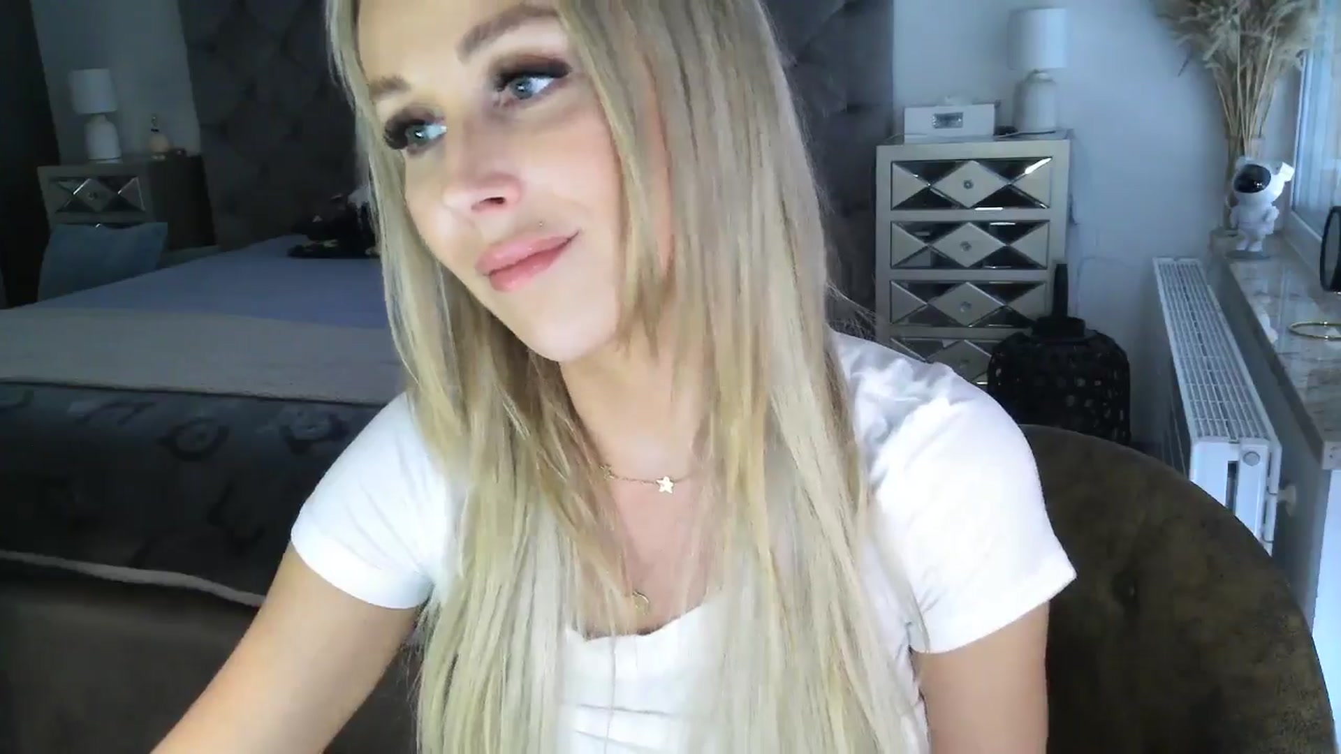 Gallery image thumbnail from CocoMia's myfreecams stream on, 04/22/2024, 12:38 image 17 of 20