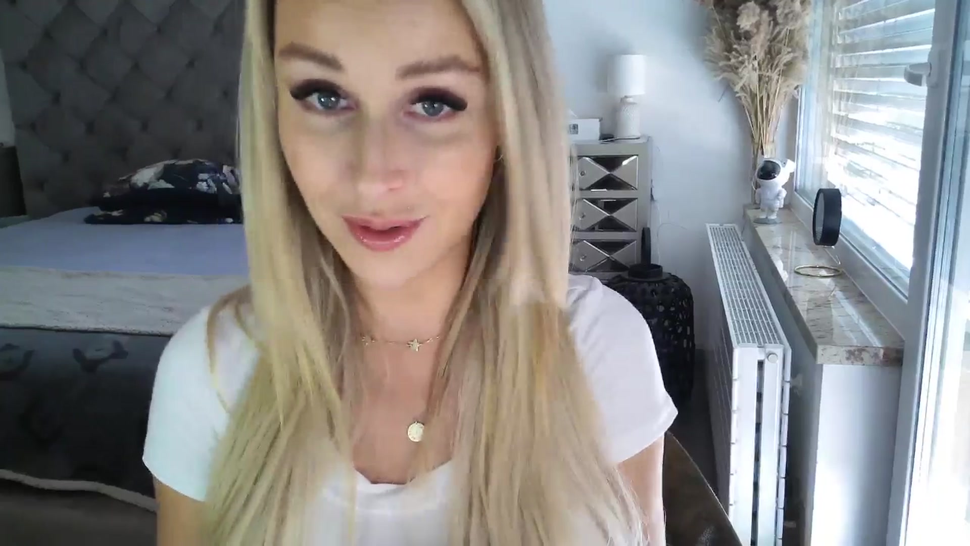 Gallery image thumbnail from CocoMia's myfreecams stream on, 04/22/2024, 12:38 image 5 of 20