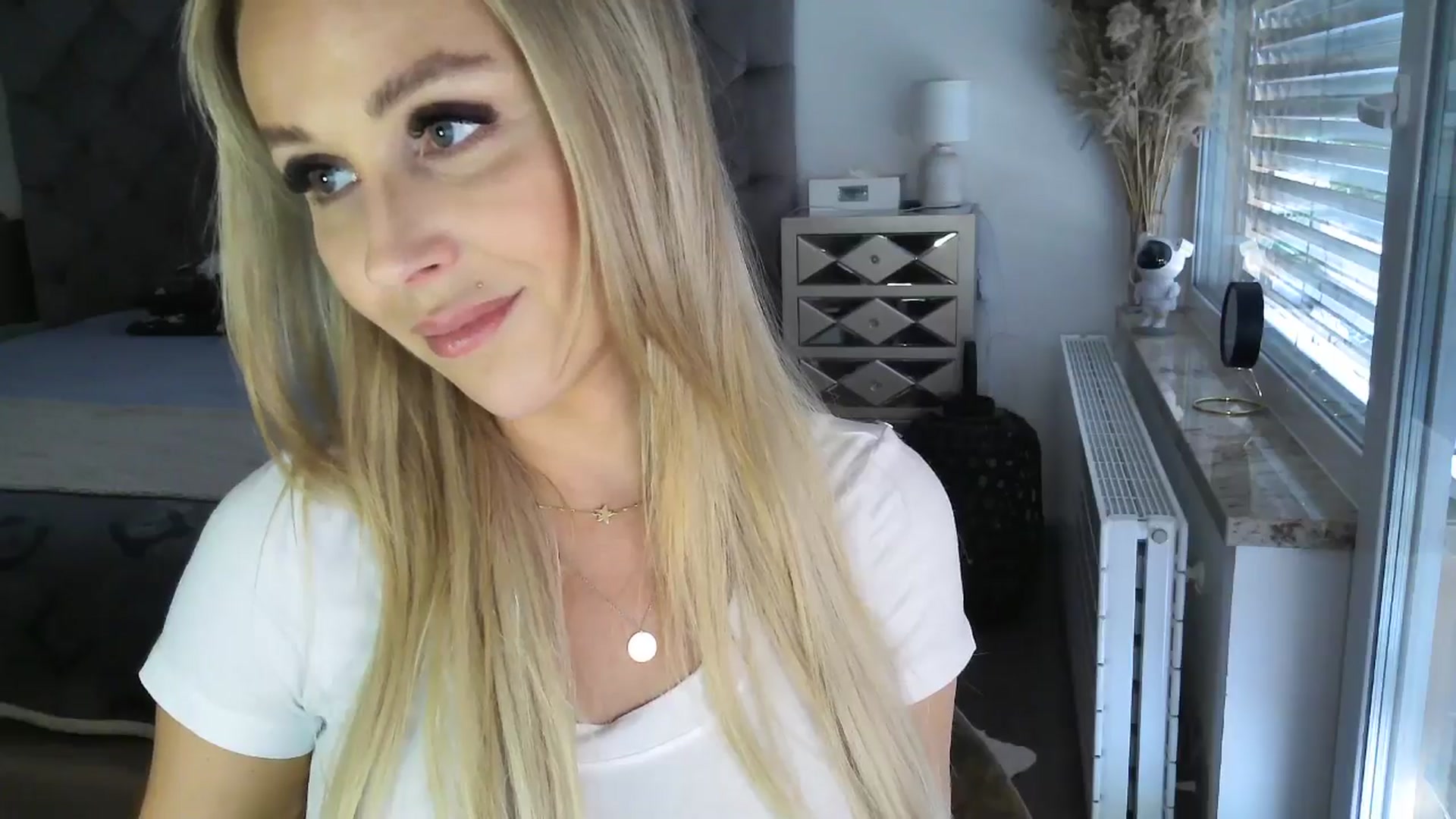 Gallery image thumbnail from CocoMia's myfreecams stream on, 04/22/2024, 12:38 image 7 of 20