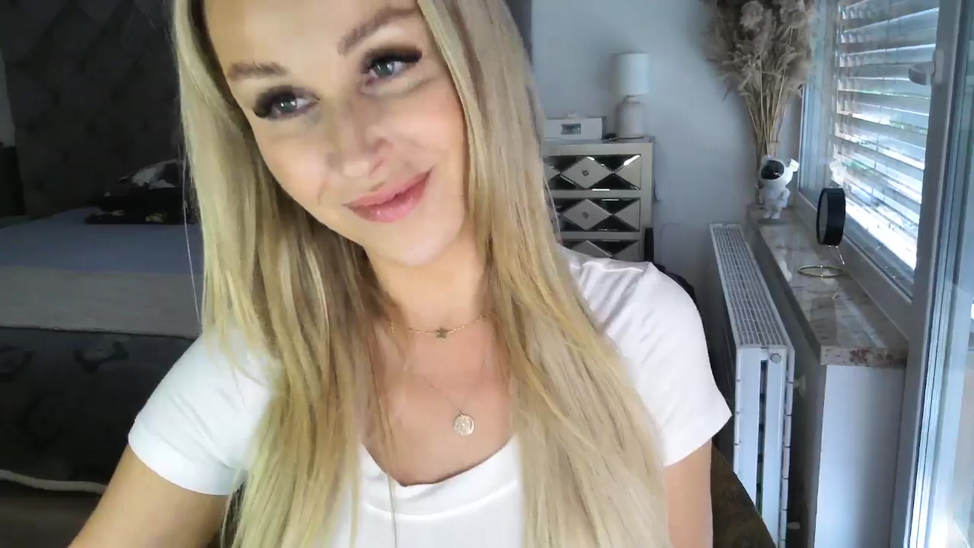 Gallery image thumbnail from CocoMia's myfreecams stream on, 04/22/2024, 12:38 image 10 of 20