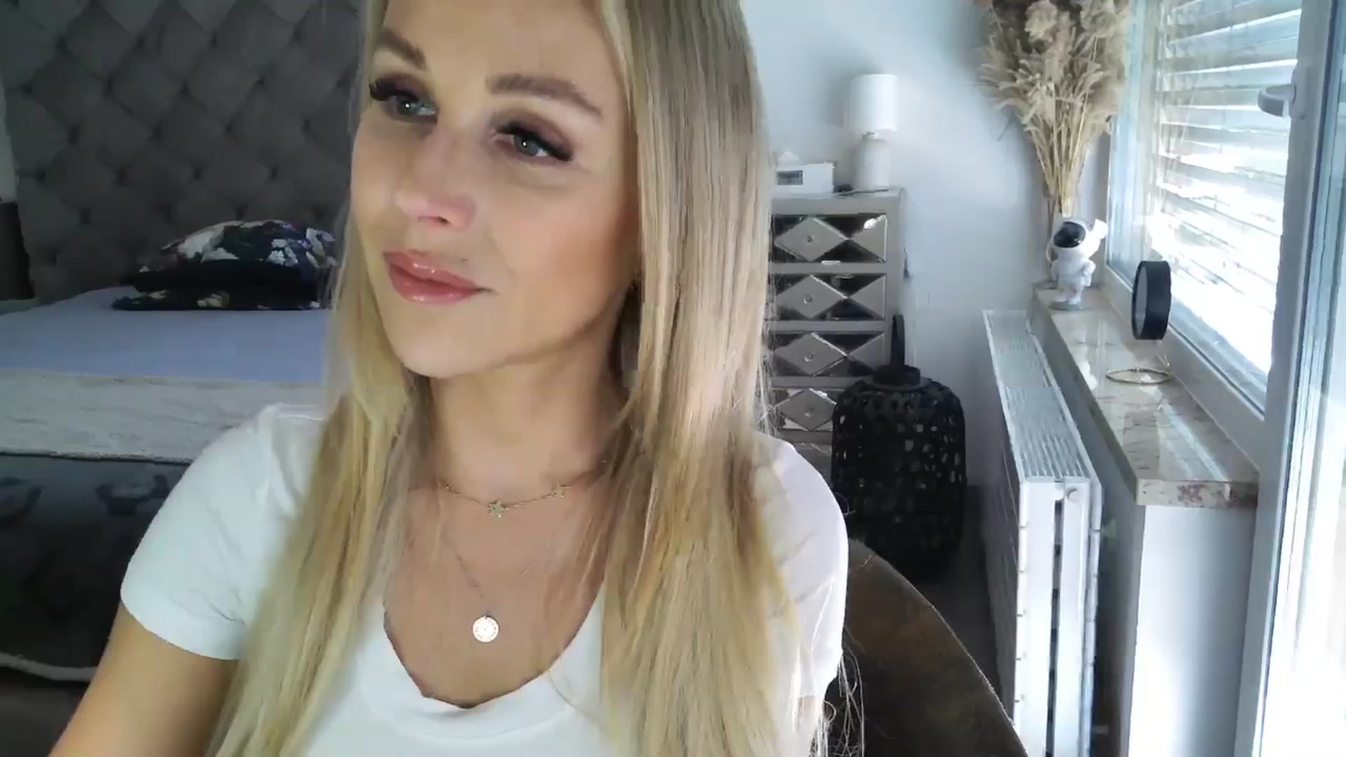 Gallery image thumbnail from CocoMia's myfreecams stream on, 04/22/2024, 12:38 image 4 of 20
