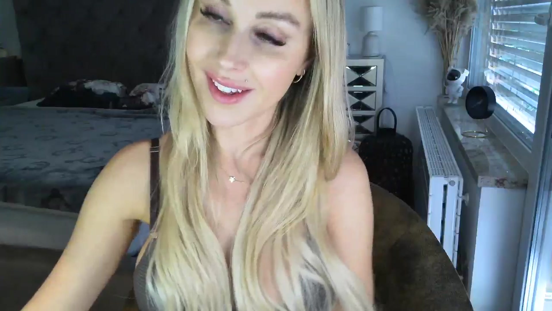 Gallery image thumbnail from CocoMia's myfreecams stream on, 05/03/2024, 12:07 image 15 of 20