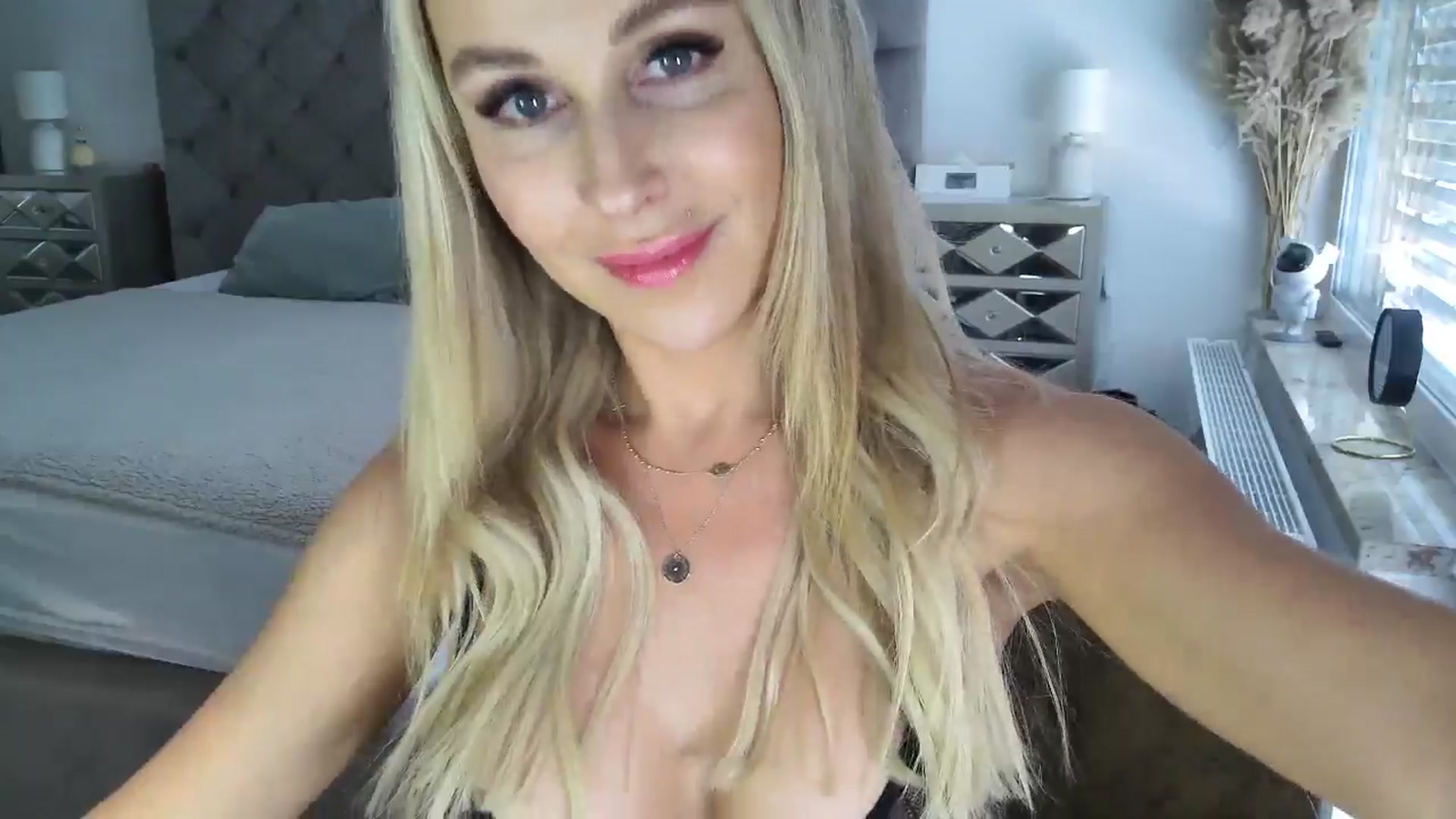 Gallery image thumbnail from CocoMia's myfreecams stream on, 05/27/2024, 12:25 image 4 of 20