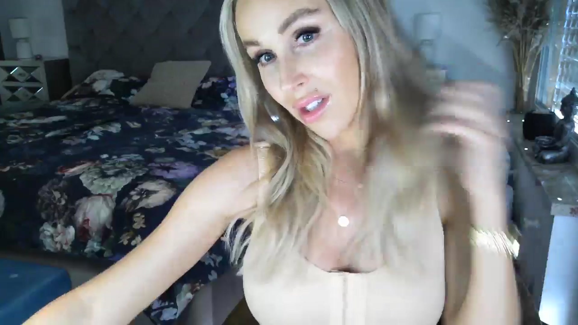 Gallery image thumbnail from CocoMia's myfreecams stream on, 04/23/2025, 14:12 image 4 of 20