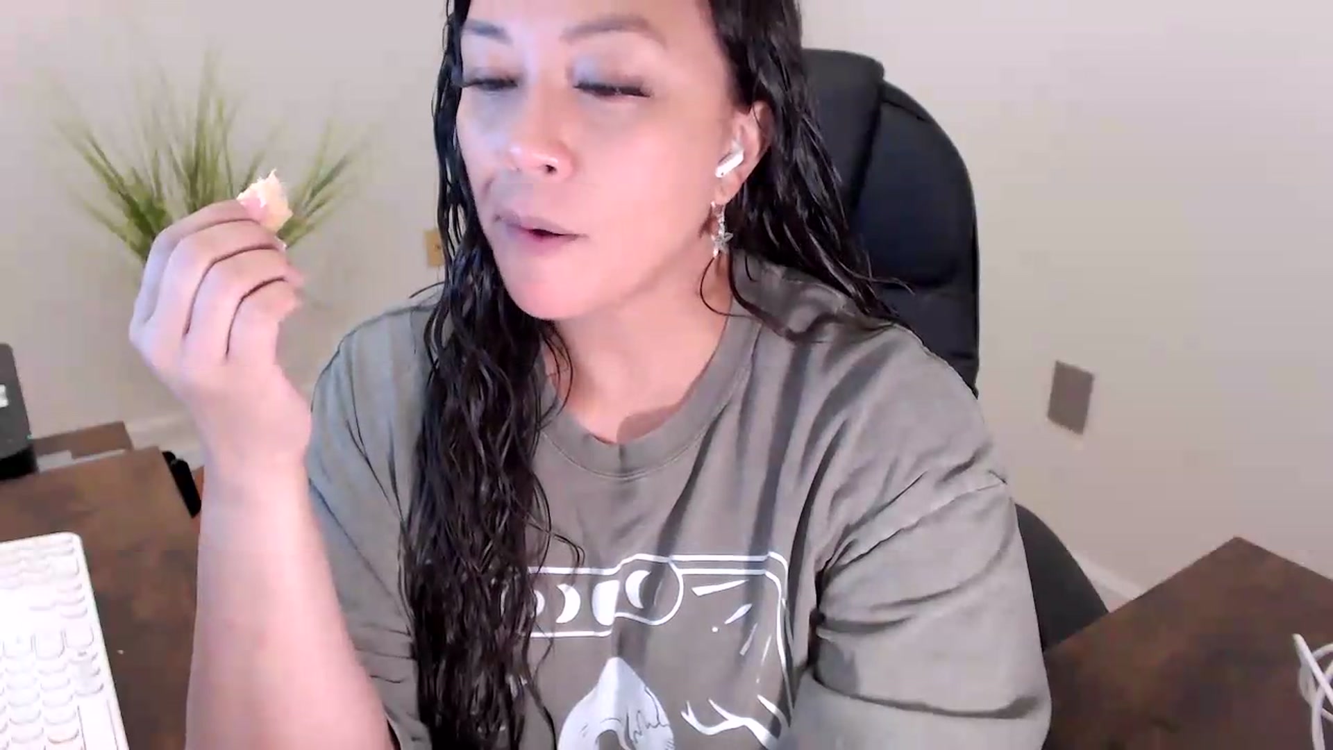 Gallery image thumbnail from CoconutCreme's myfreecams stream on, 08/07/2026, 18:33 image 4 of 20