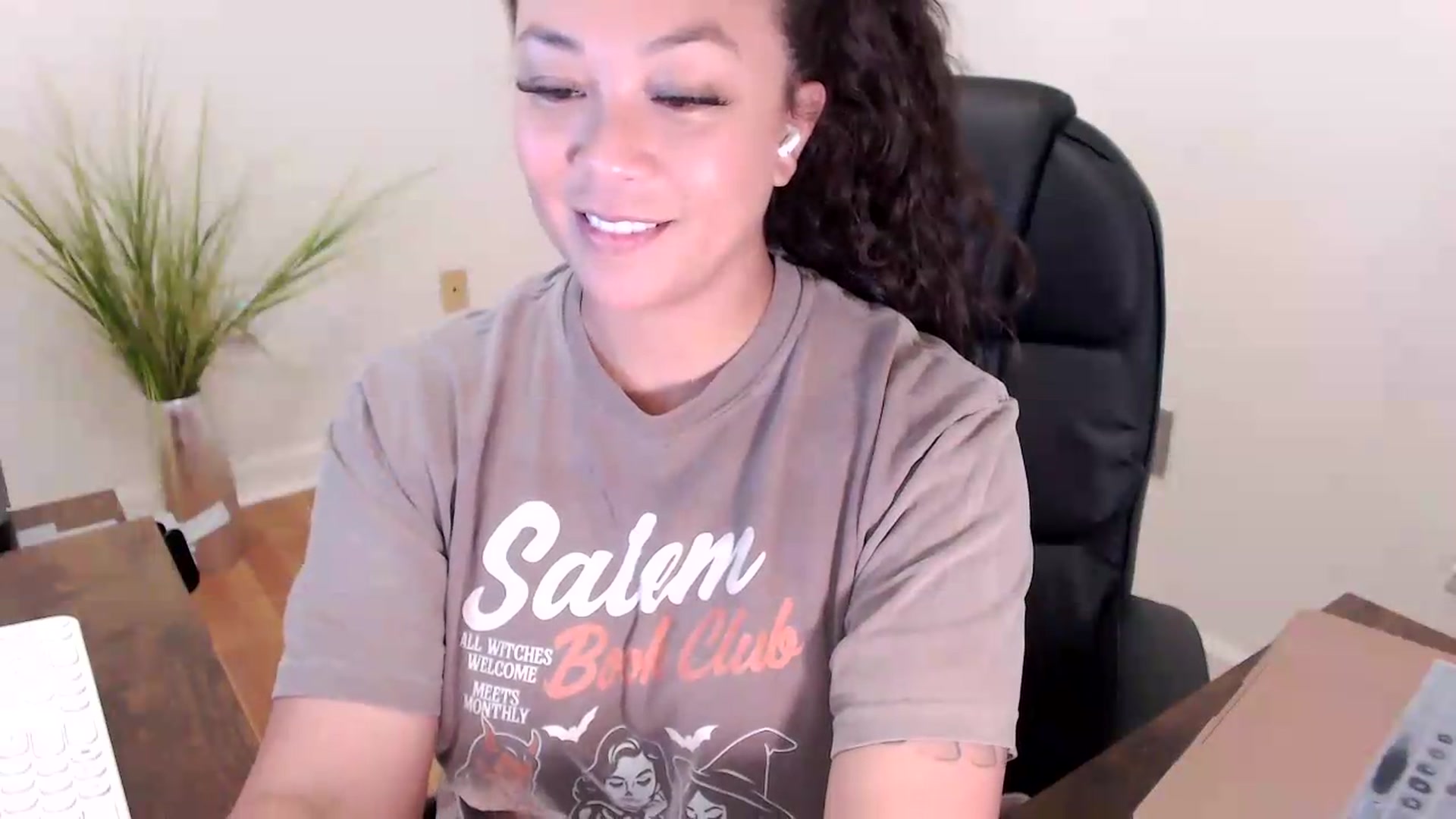 Gallery image thumbnail from CoconutCreme's myfreecams stream on, 08/10/2026, 17:17 image 6 of 20
