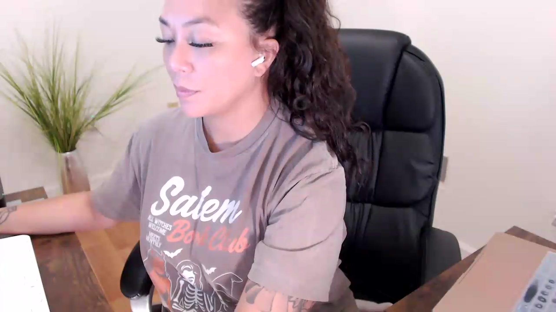 Gallery image thumbnail from CoconutCreme's myfreecams stream on, 08/10/2026, 17:17 image 16 of 20