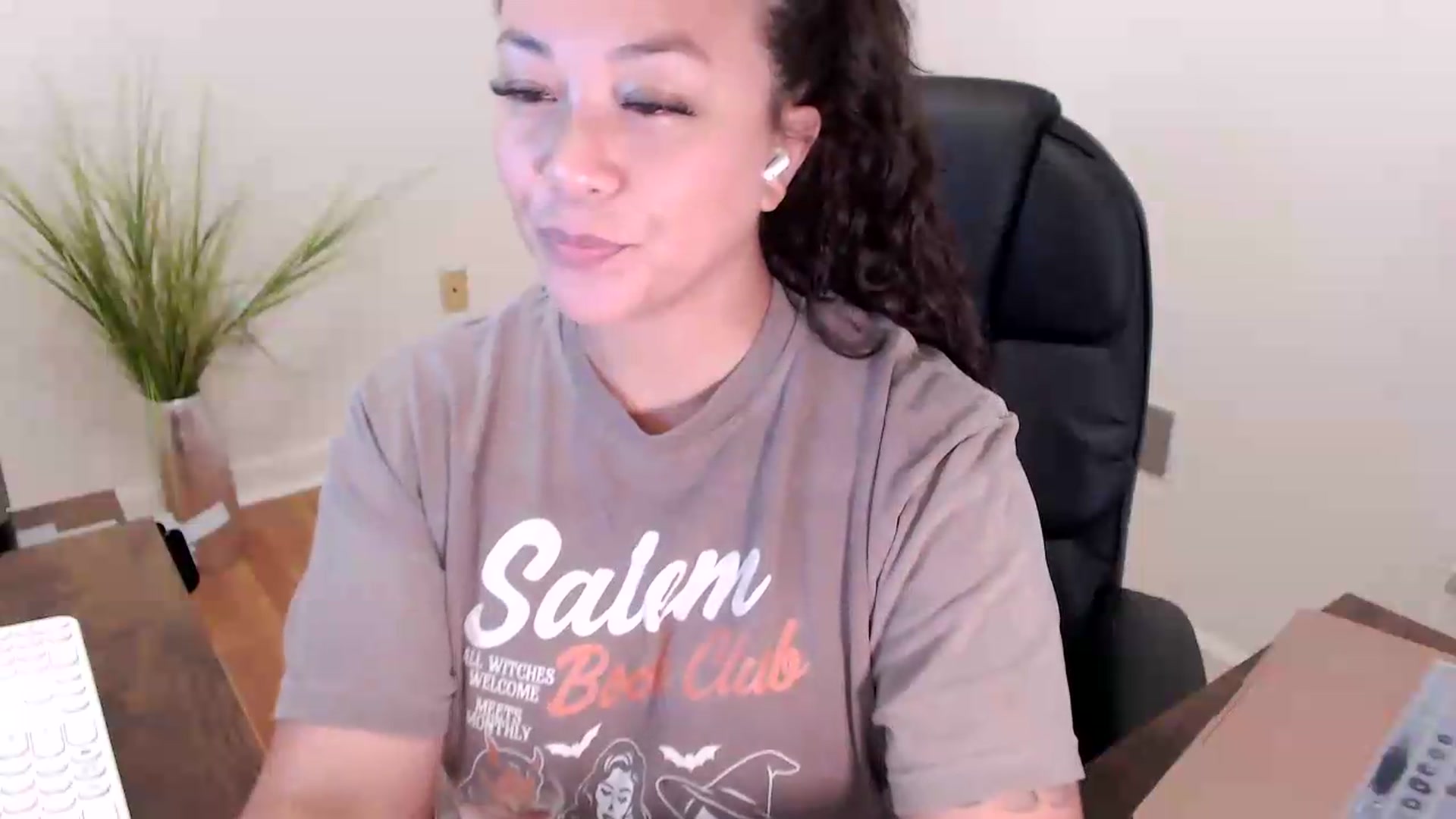Gallery image thumbnail from CoconutCreme's myfreecams stream on, 08/10/2026, 17:17 image 13 of 20