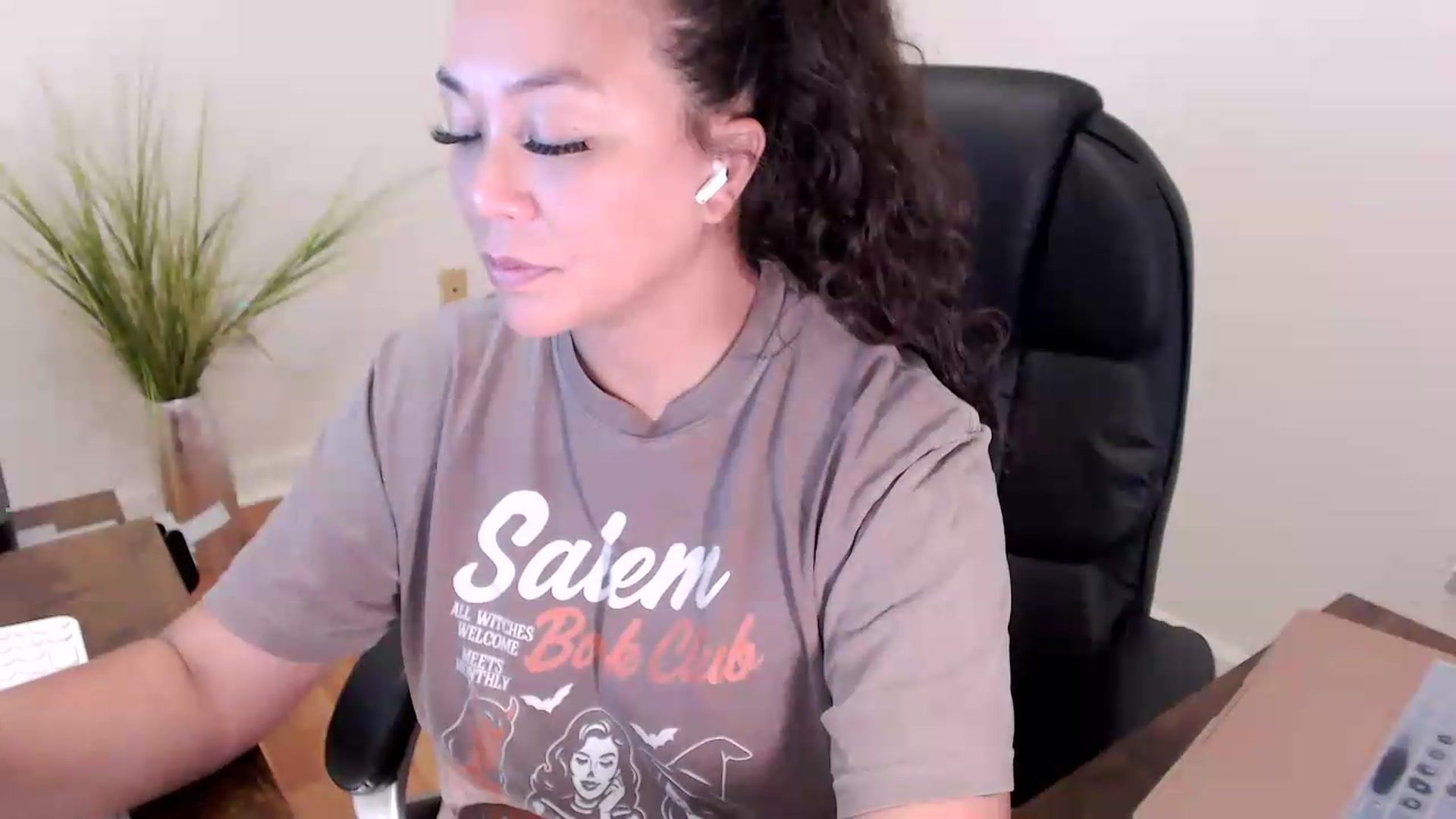 Gallery image thumbnail from CoconutCreme's myfreecams stream on, 08/10/2026, 17:32 image 17 of 20
