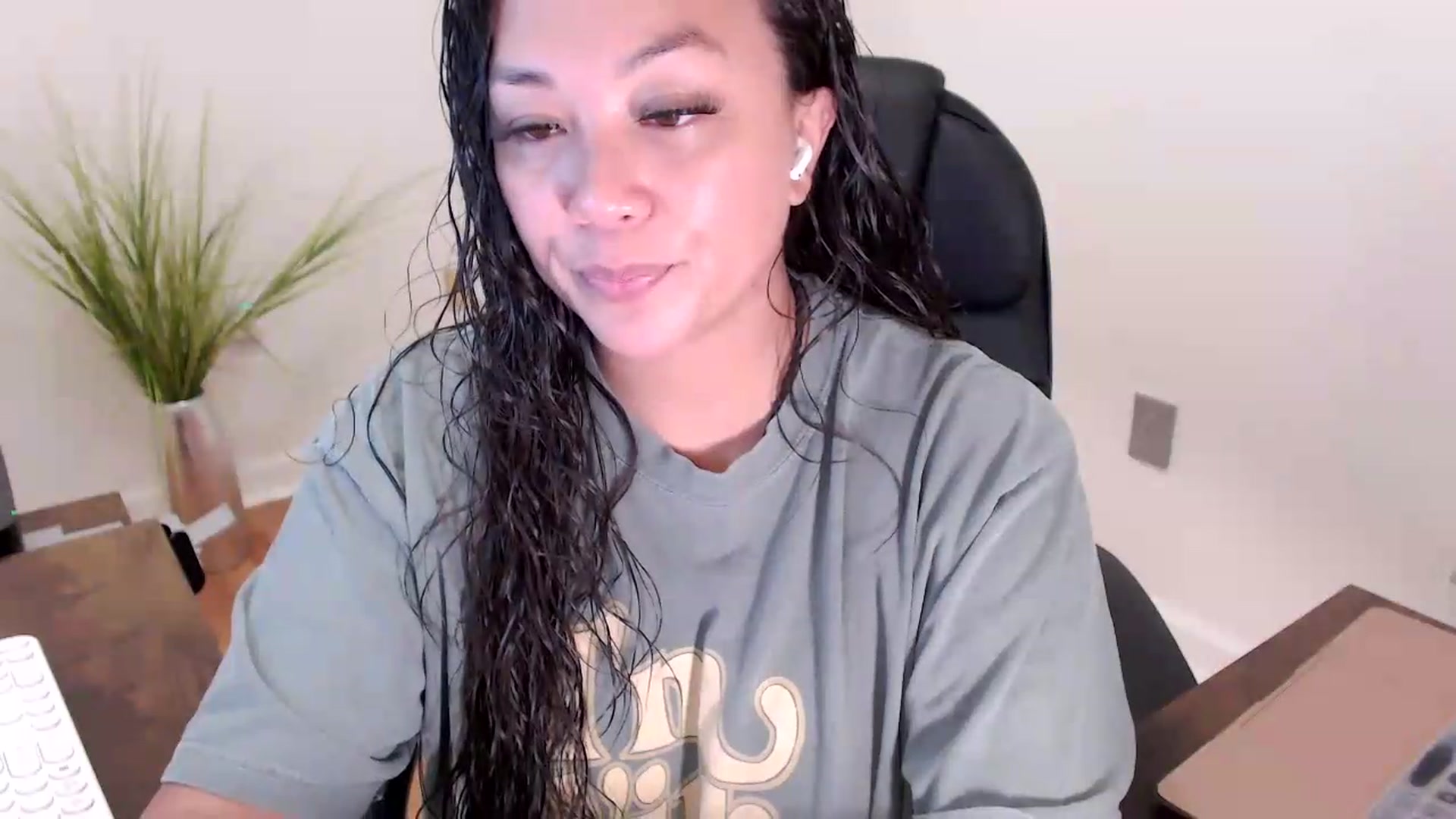 Gallery image thumbnail from CoconutCreme's myfreecams stream on, 08/11/2026, 16:23 image 17 of 20