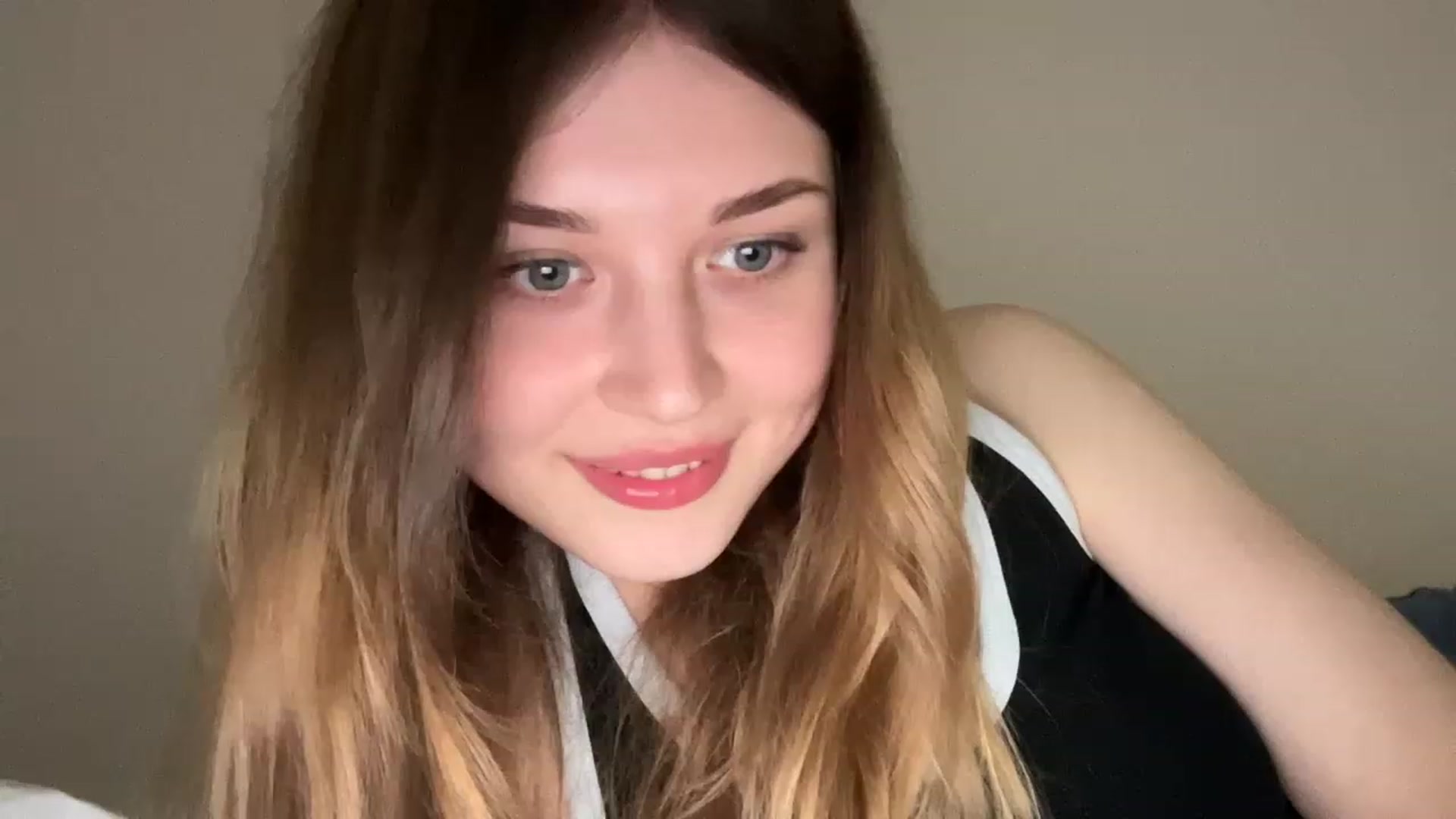 Gallery image thumbnail from Coconut_dream's myfreecams stream on, 05/18/2023, 18:28 image 10 of 20