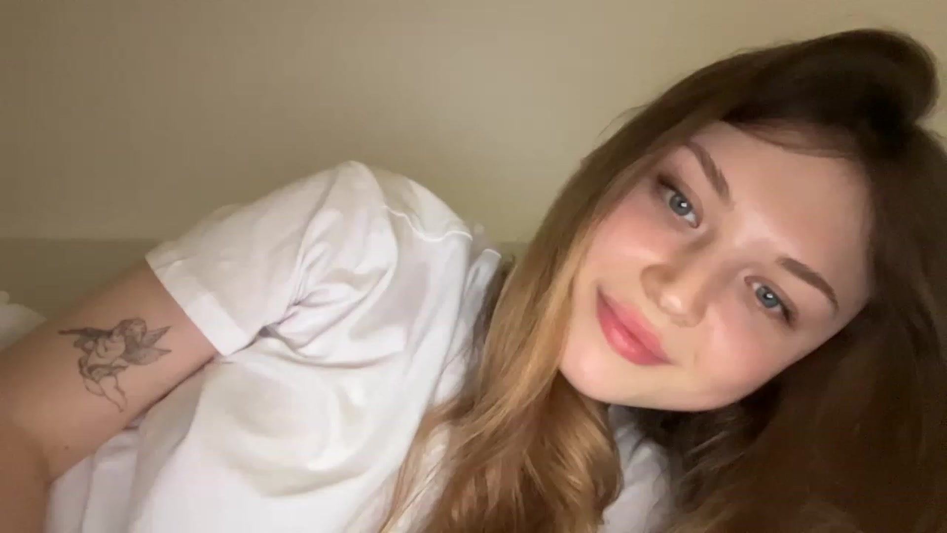 Gallery image thumbnail from Coconut_dream's myfreecams stream on, 07/03/2023, 21:35 image 11 of 20