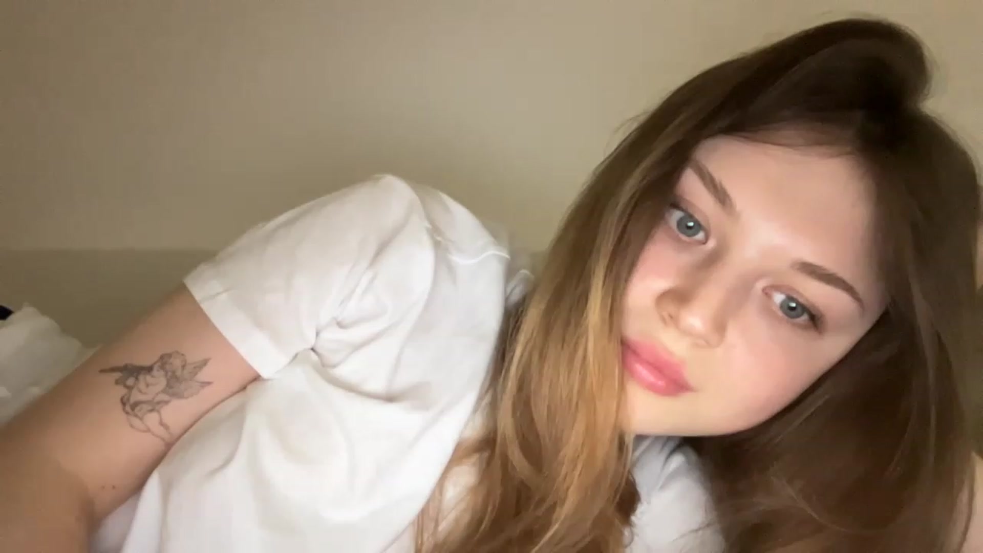 Gallery image thumbnail from Coconut_dream's myfreecams stream on, 07/03/2023, 21:35 image 10 of 20