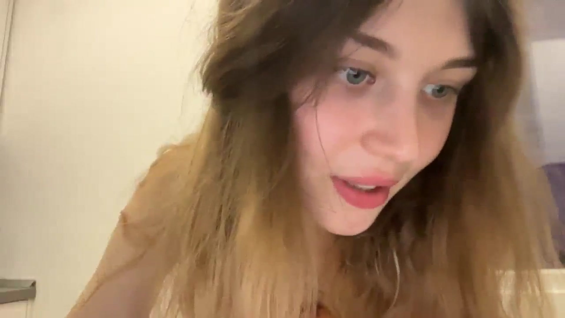 Gallery image thumbnail from Coconut_dream's myfreecams stream on, 08/03/2023, 19:31 image 10 of 20