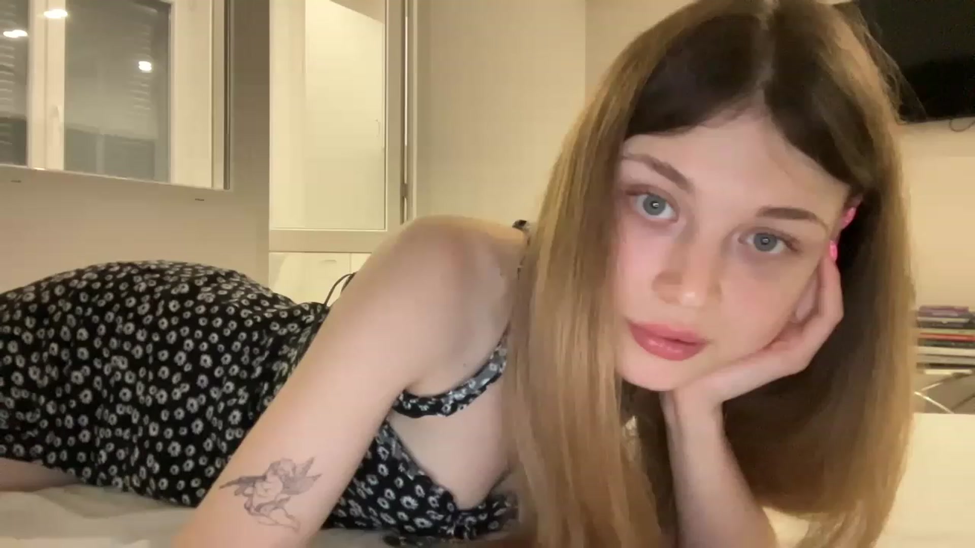 Gallery image thumbnail from Coconut_dream's myfreecams stream on, 08/05/2023, 18:37 image 18 of 20