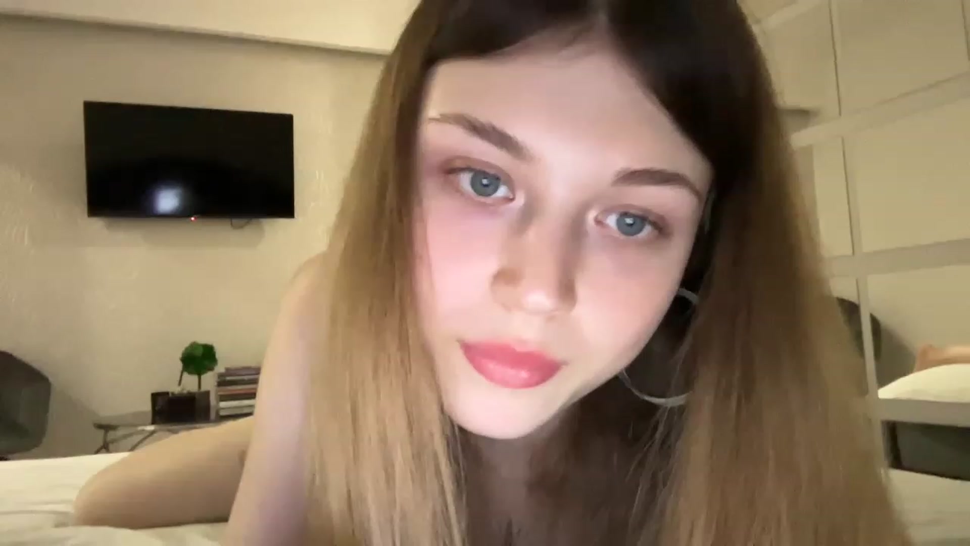 Gallery image thumbnail from Coconut_dream's myfreecams stream on, 08/05/2023, 18:37 image 3 of 20