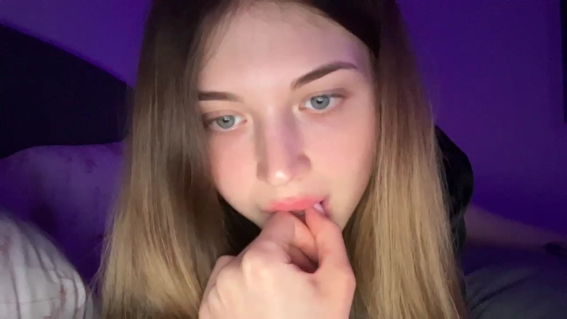 Gallery image thumbnail from Coconut_dream's myfreecams stream on, 08/09/2023, 20:25 image 10 of 20