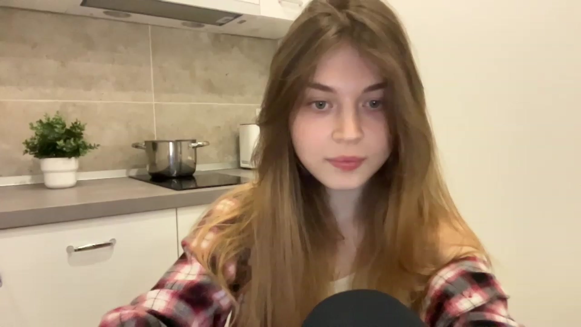 Gallery image thumbnail from Coconut_dream's myfreecams stream on, 08/10/2023, 17:52 image 10 of 20