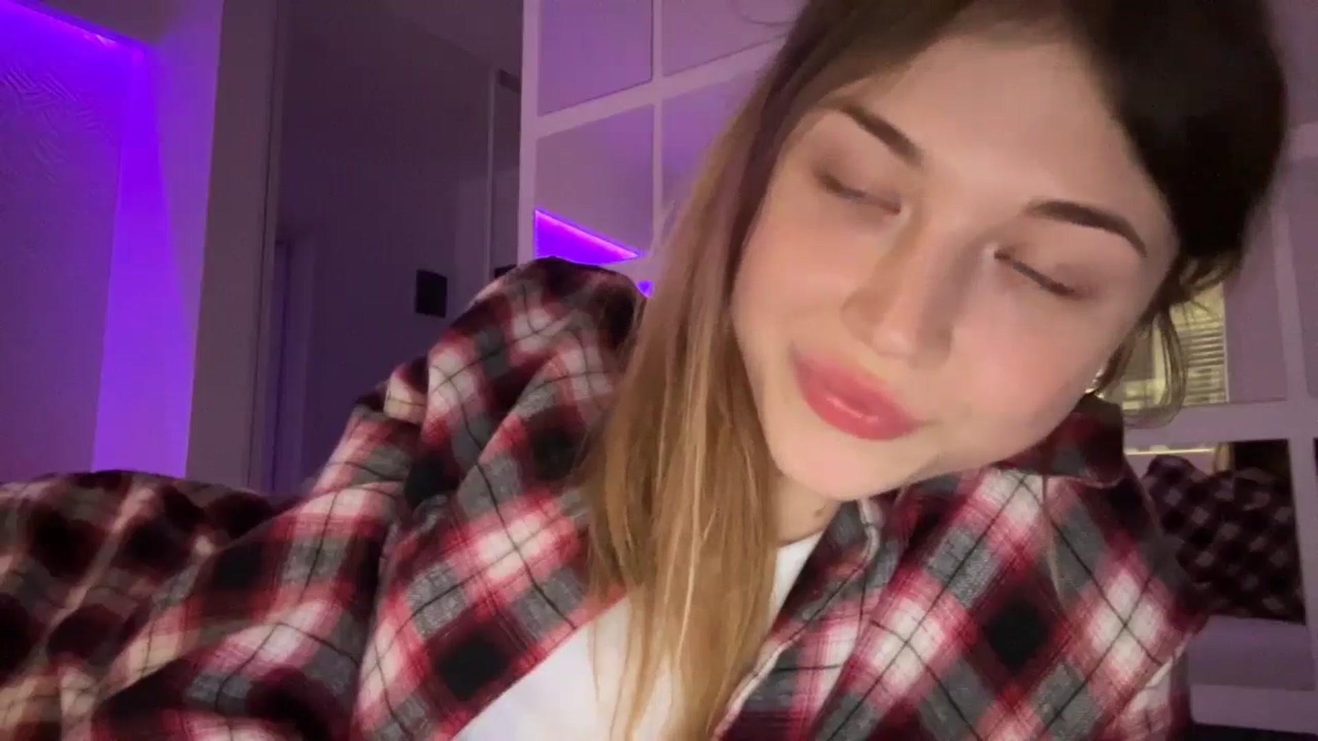 Gallery image thumbnail from Coconut_dream's myfreecams stream on, 08/13/2023, 15:25 image 15 of 20