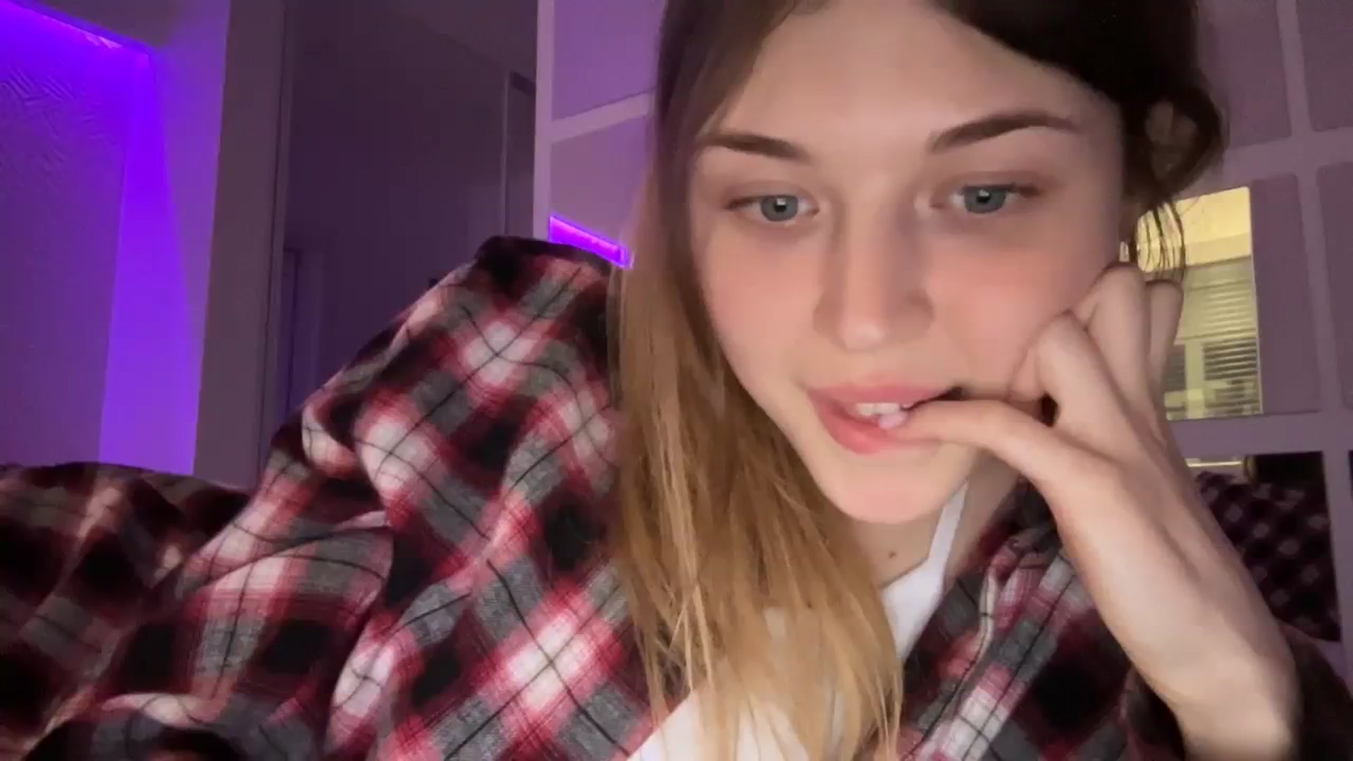 Gallery image thumbnail from Coconut_dream's myfreecams stream on, 08/13/2023, 15:25 image 18 of 20