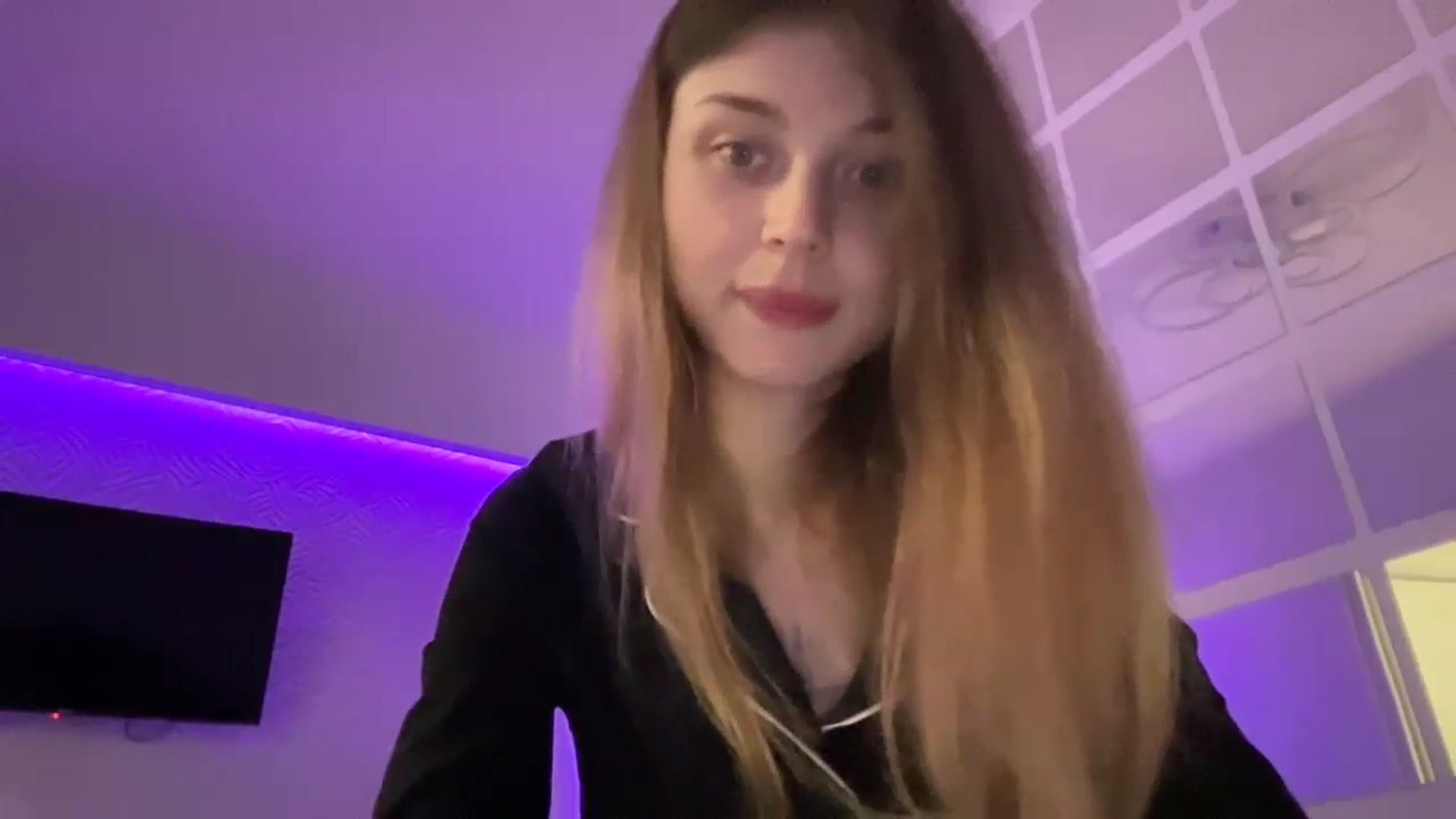 Gallery image thumbnail from Coconut_dream's myfreecams stream on, 09/04/2023, 21:33 image 2 of 20