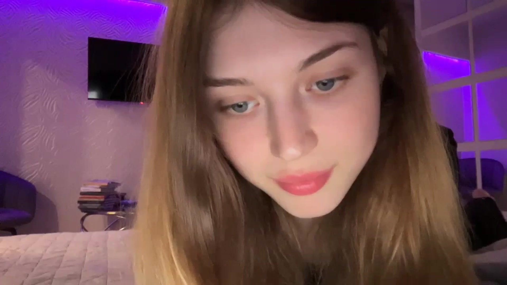 Gallery image thumbnail from Coconut_dream's myfreecams stream on, 09/04/2023, 21:33 image 7 of 20