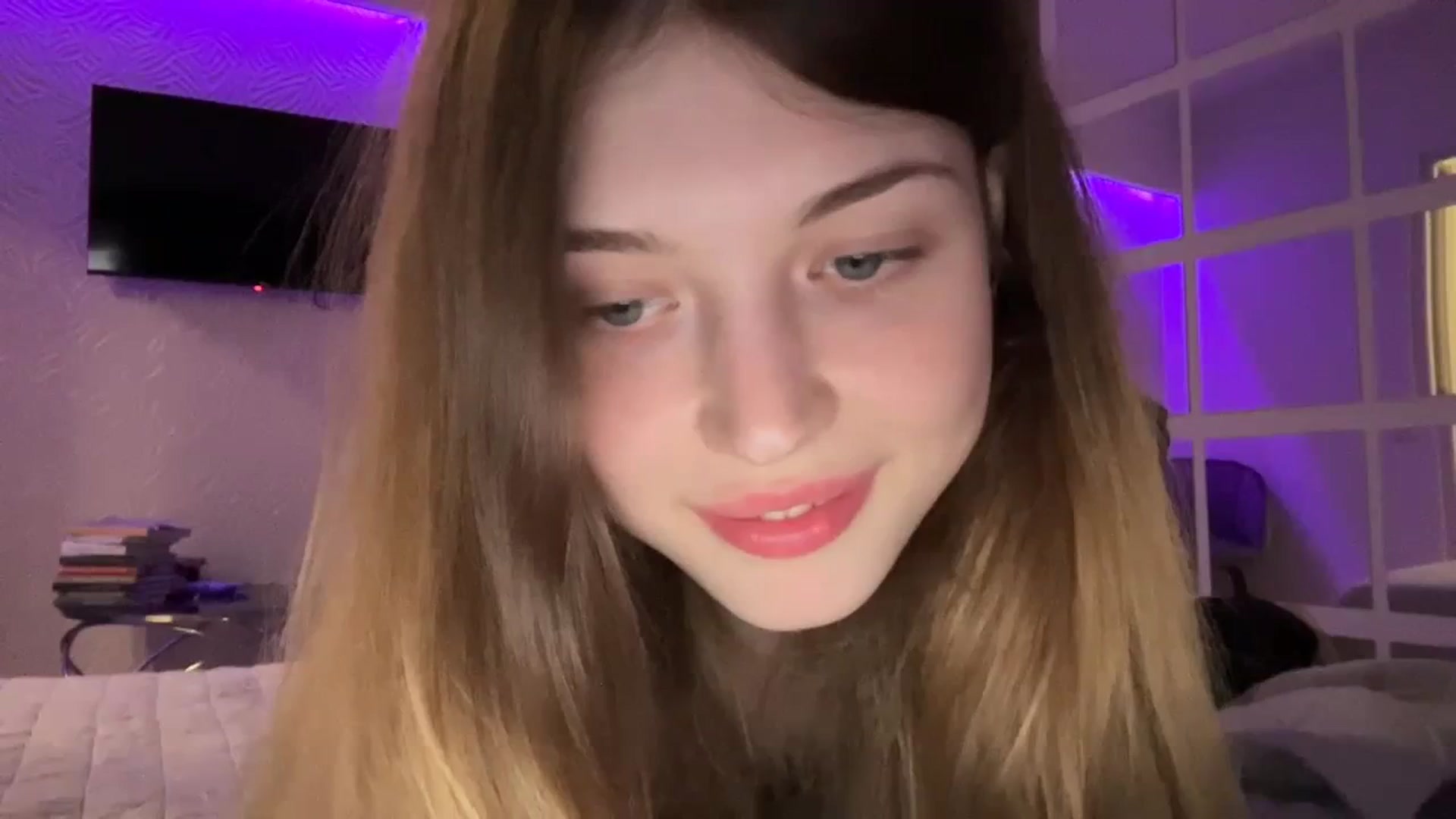 Gallery image thumbnail from Coconut_dream's myfreecams stream on, 09/04/2023, 21:33 image 9 of 20