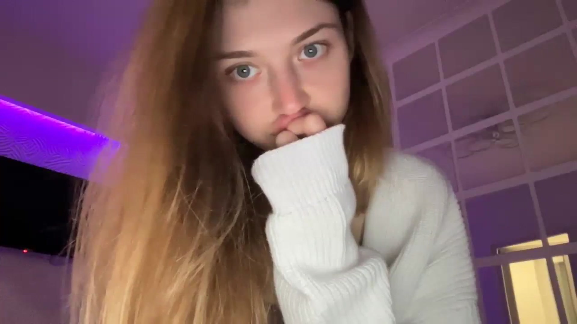 Gallery image thumbnail from Coconut_dream's myfreecams stream on, 10/04/2023, 17:45 image 13 of 20