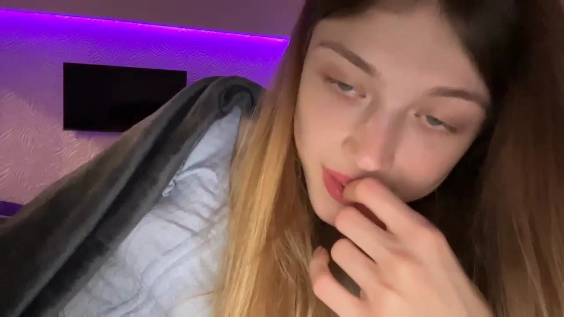 Gallery image thumbnail from Coconut_dream's myfreecams stream on, 10/21/2023, 20:41 image 19 of 20