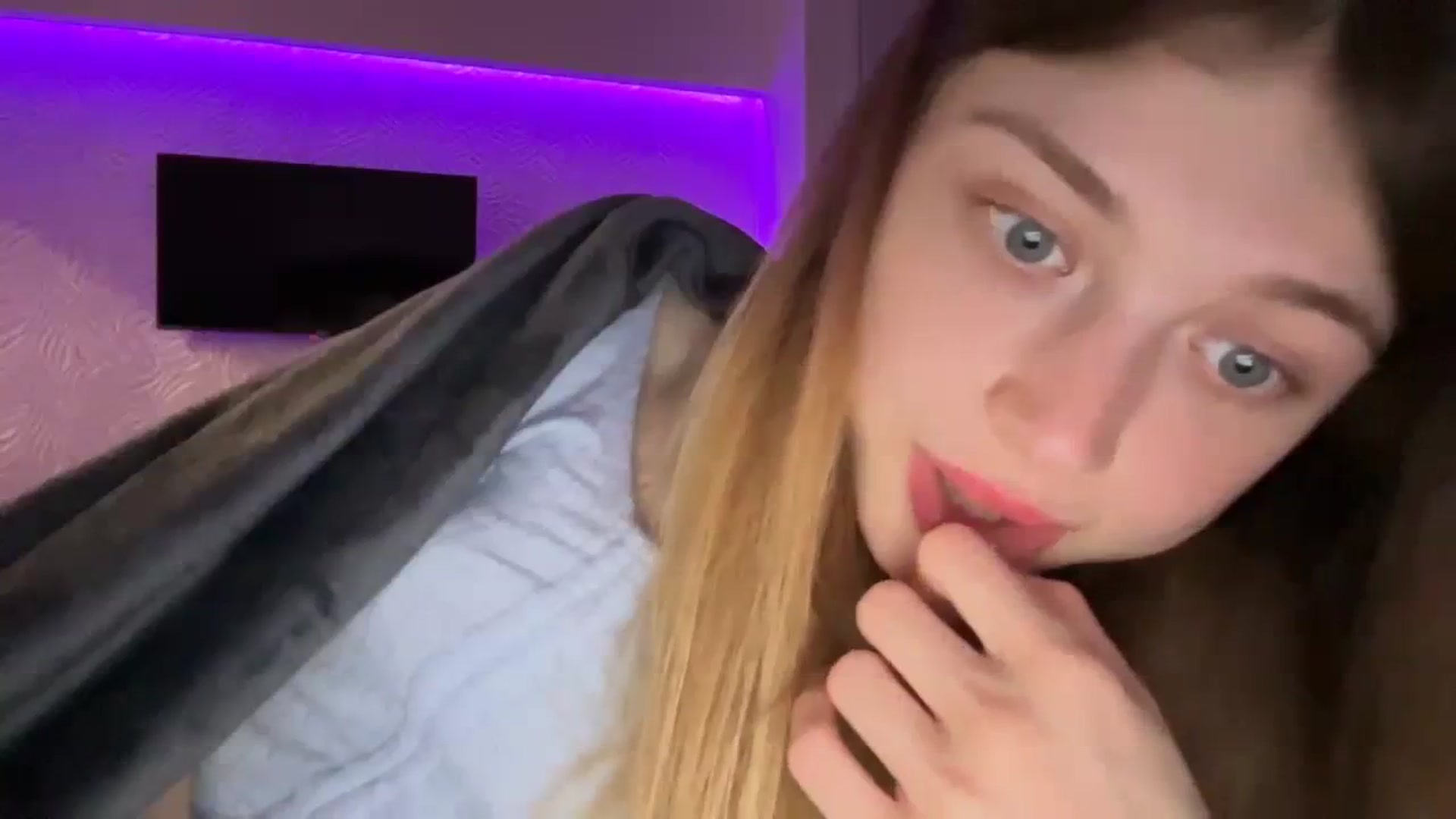 Gallery image thumbnail from Coconut_dream's myfreecams stream on, 10/21/2023, 20:41 image 18 of 20
