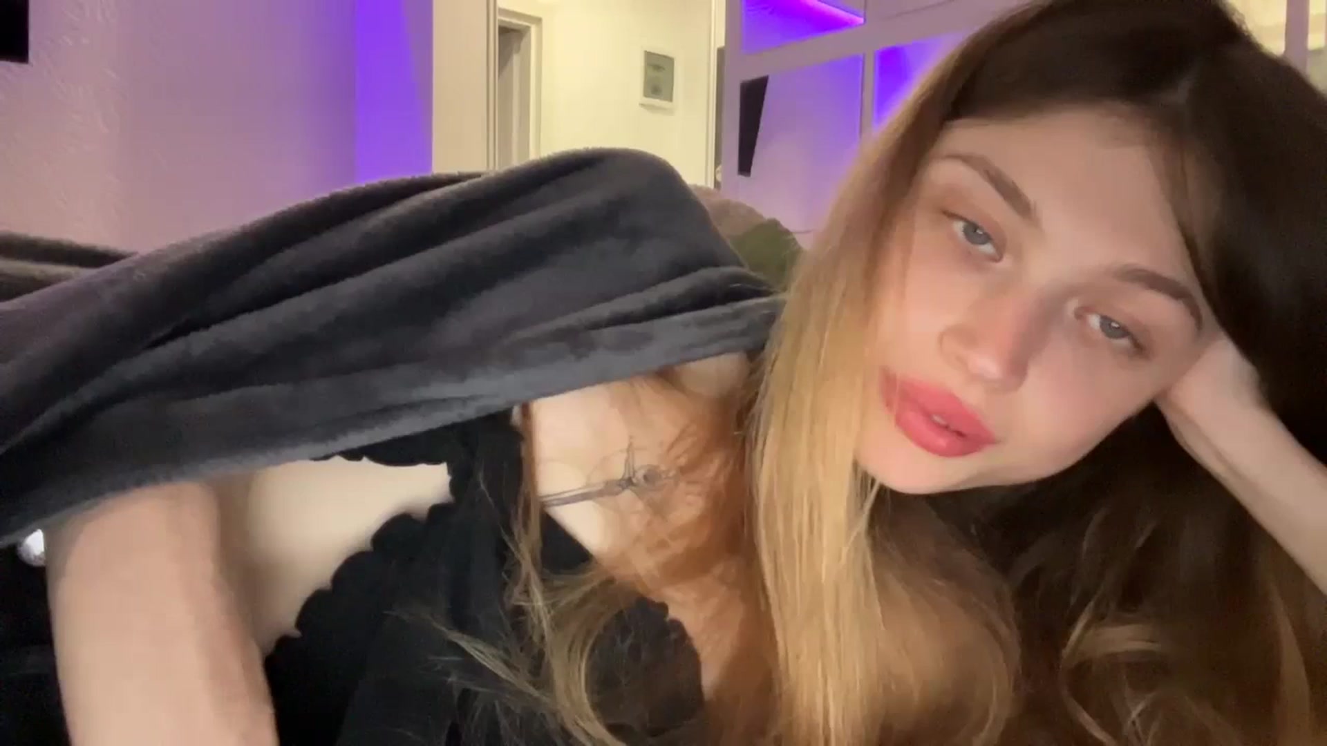 Gallery image thumbnail from Coconut_dream's myfreecams stream on, 10/23/2023, 19:28 image 10 of 20