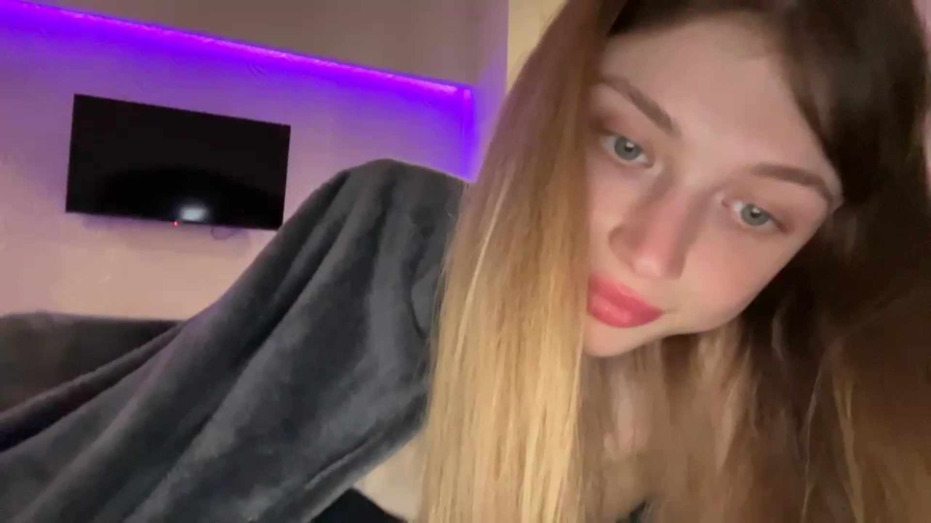 Gallery image thumbnail from Coconut_dream's myfreecams stream on, 10/23/2023, 19:28 image 8 of 20