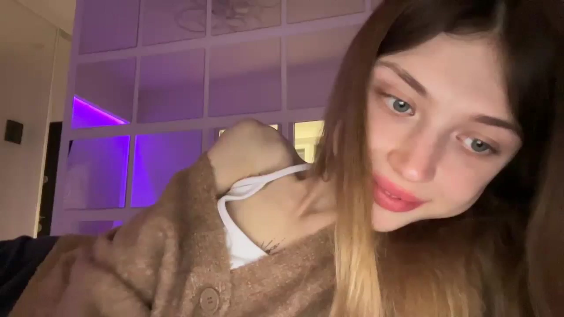 Gallery image thumbnail from Coconut_dream's myfreecams stream on, 11/03/2023, 17:03 image 5 of 20