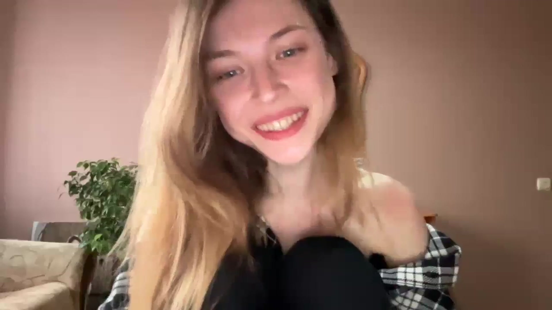 Gallery image thumbnail from Coconut_dream's myfreecams stream on, 11/08/2023, 13:31 image 12 of 20