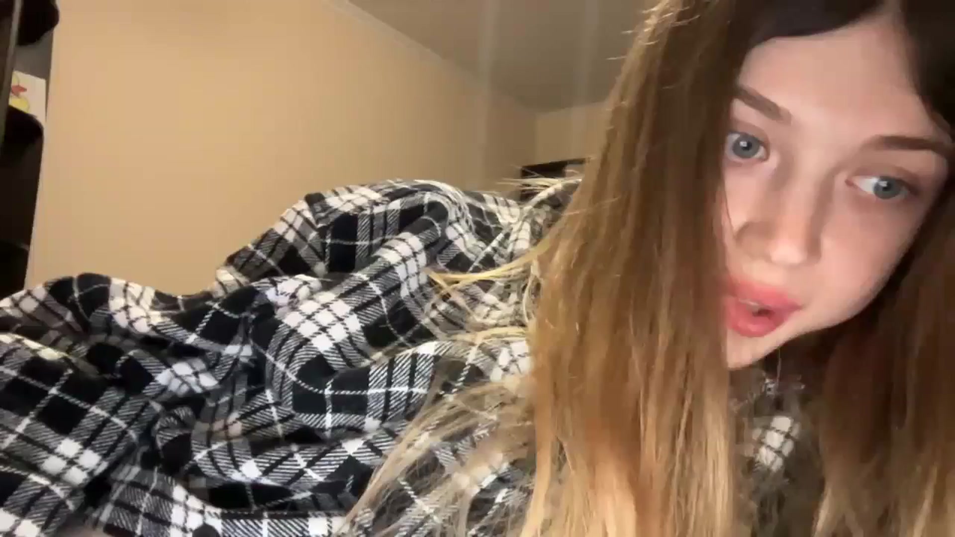 Gallery image thumbnail from Coconut_dream's myfreecams stream on, 12/09/2023, 08:48 image 7 of 20