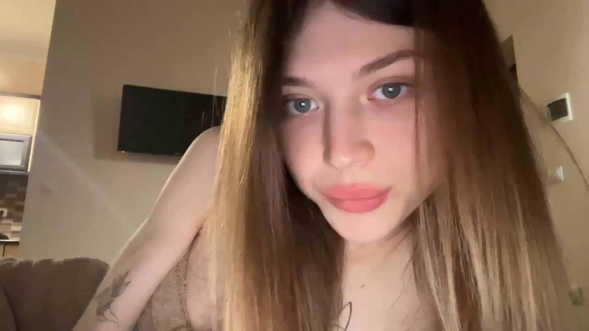Gallery image thumbnail from Coconut_dream's myfreecams stream on, 12/19/2023, 07:20 image 17 of 20