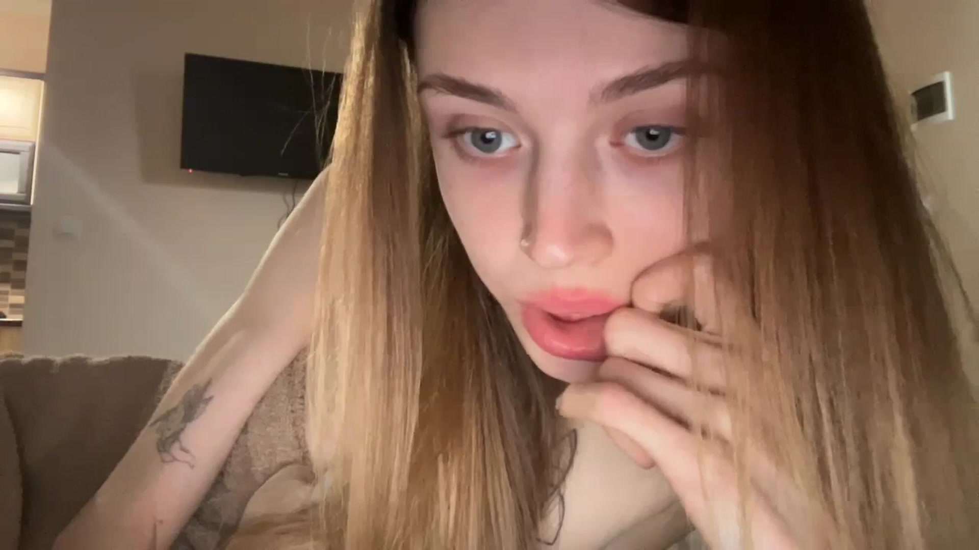 Gallery image thumbnail from Coconut_dream's myfreecams stream on, 12/19/2023, 07:20 image 20 of 20